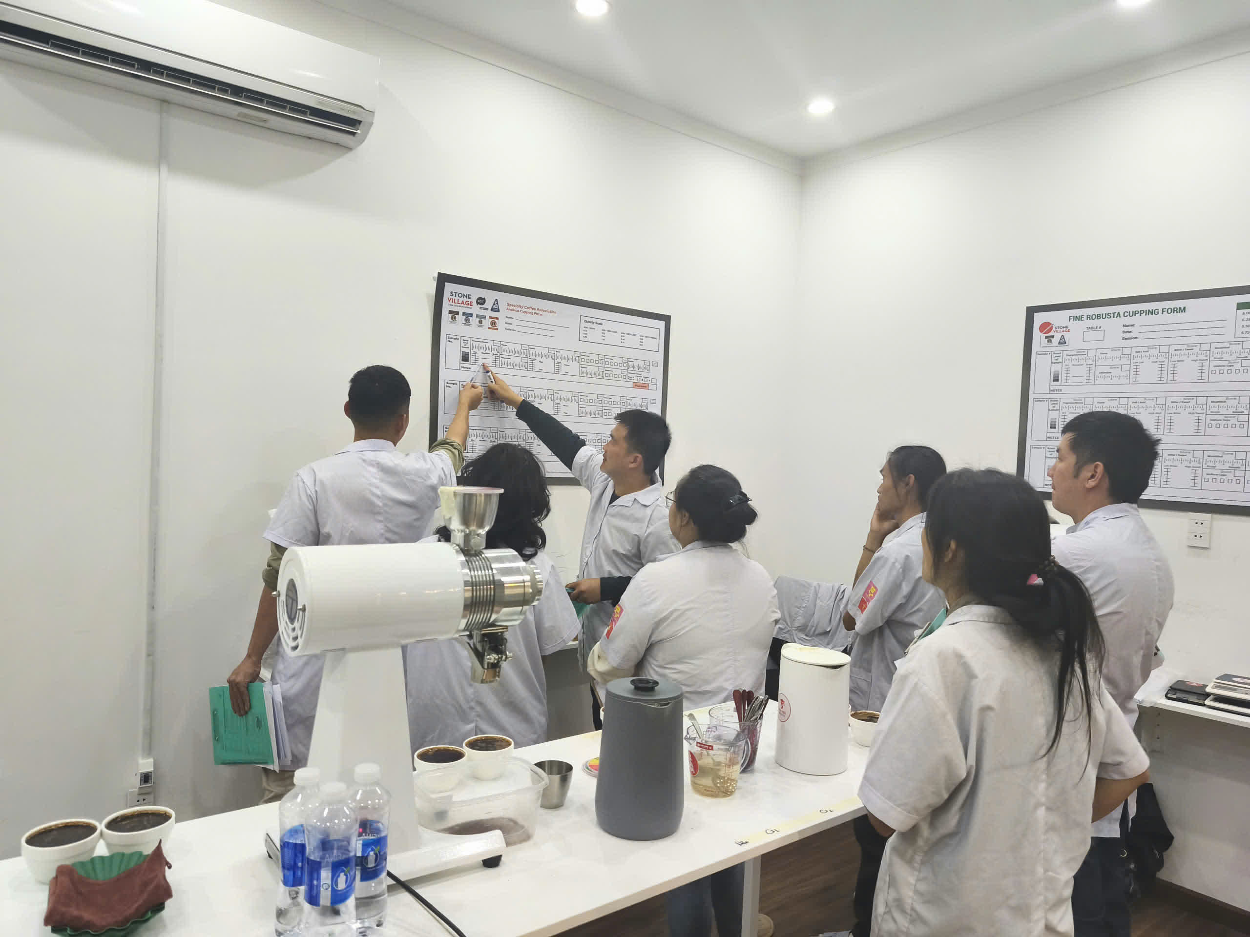 Bảng tham chiếu cảm quan treo trong phòng học