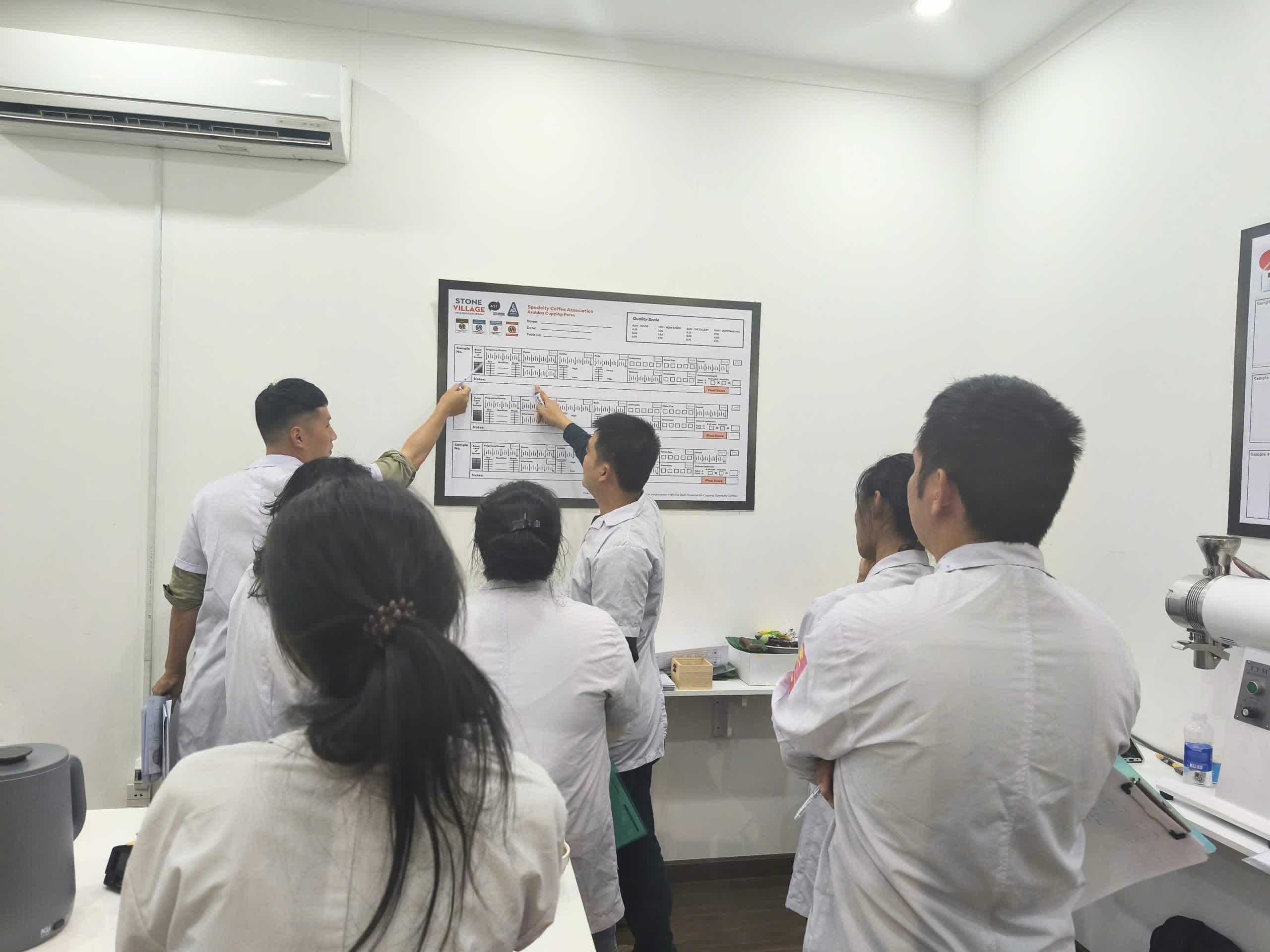 Học viên và giảng viên đối chiếu kết quả sau khi nếm