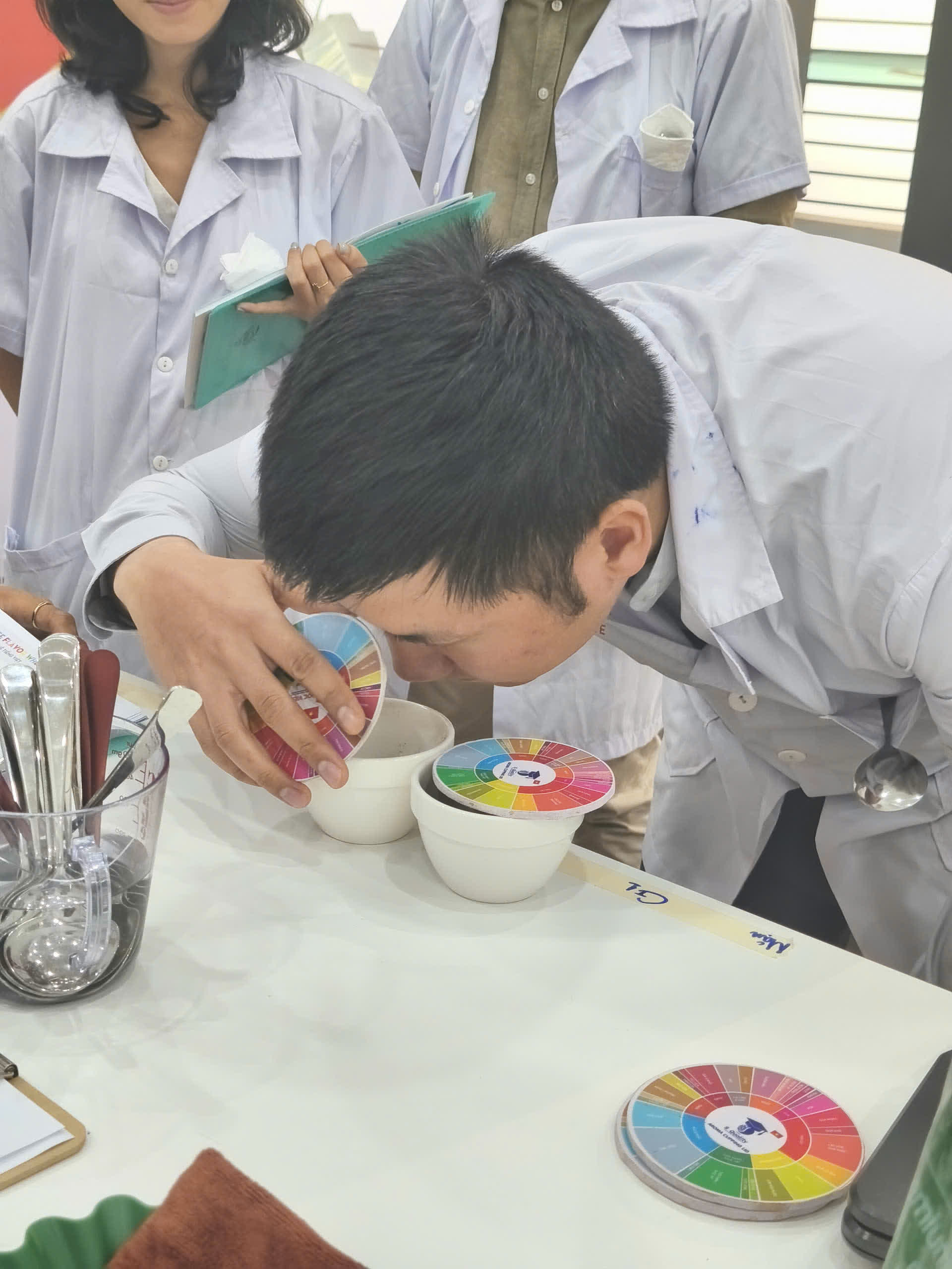 Phiếu chấm và bánh xe hương vị trên bàn học