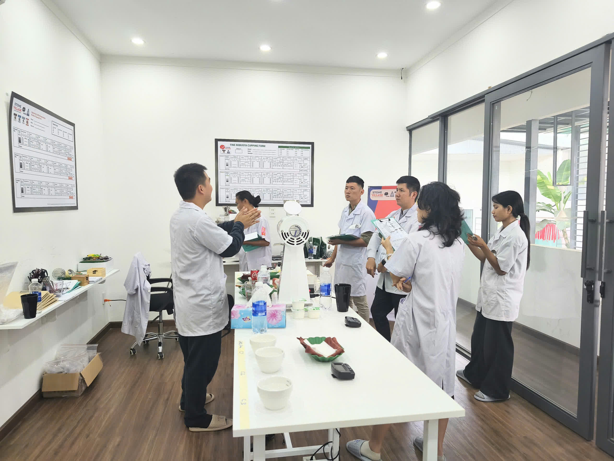 Học viên thực hành nếm theo nhóm tại lab Gia Lai