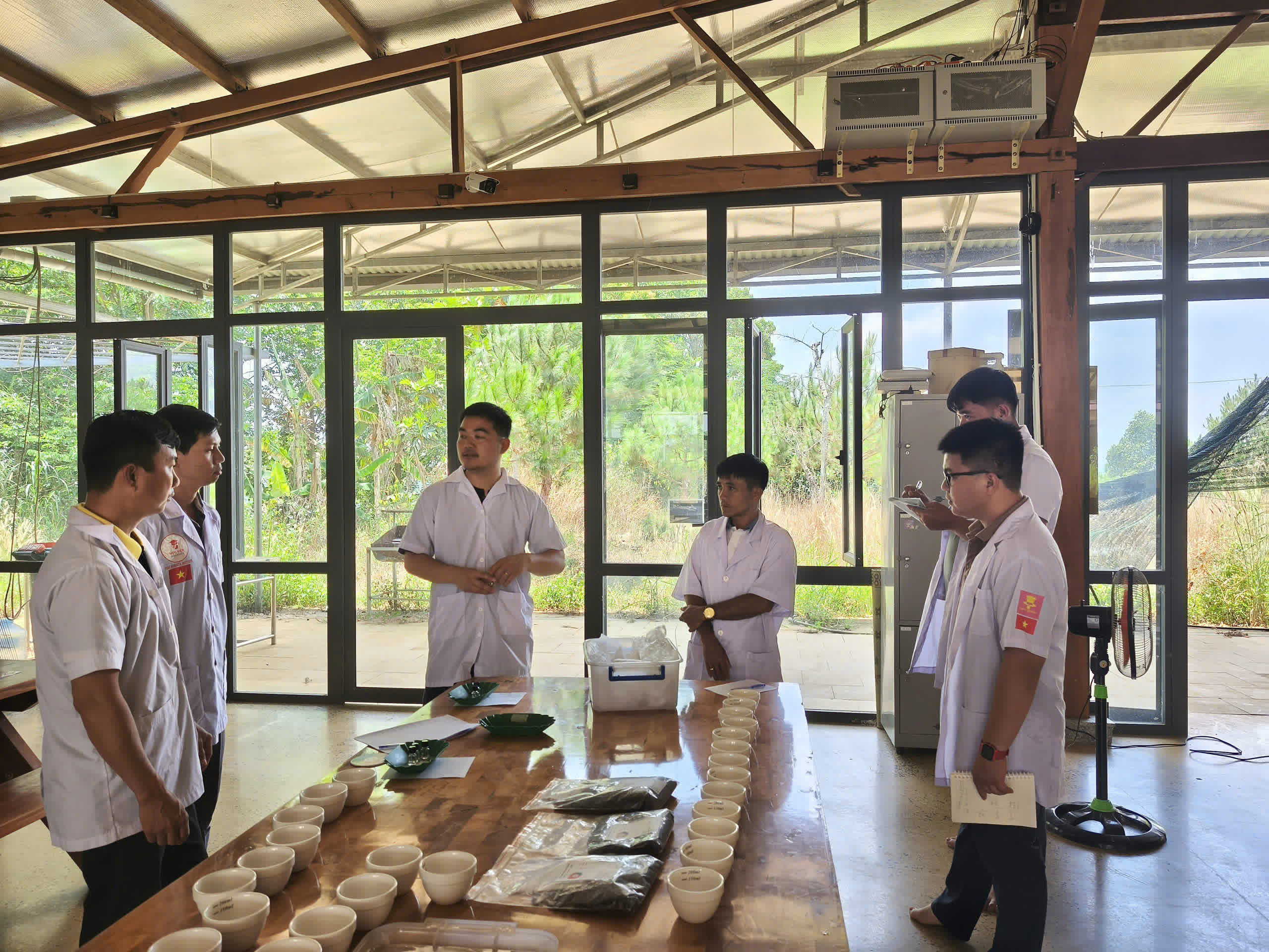 Giảng viên hướng dẫn thao tác thử nếm cho học viên tại Làng Hama