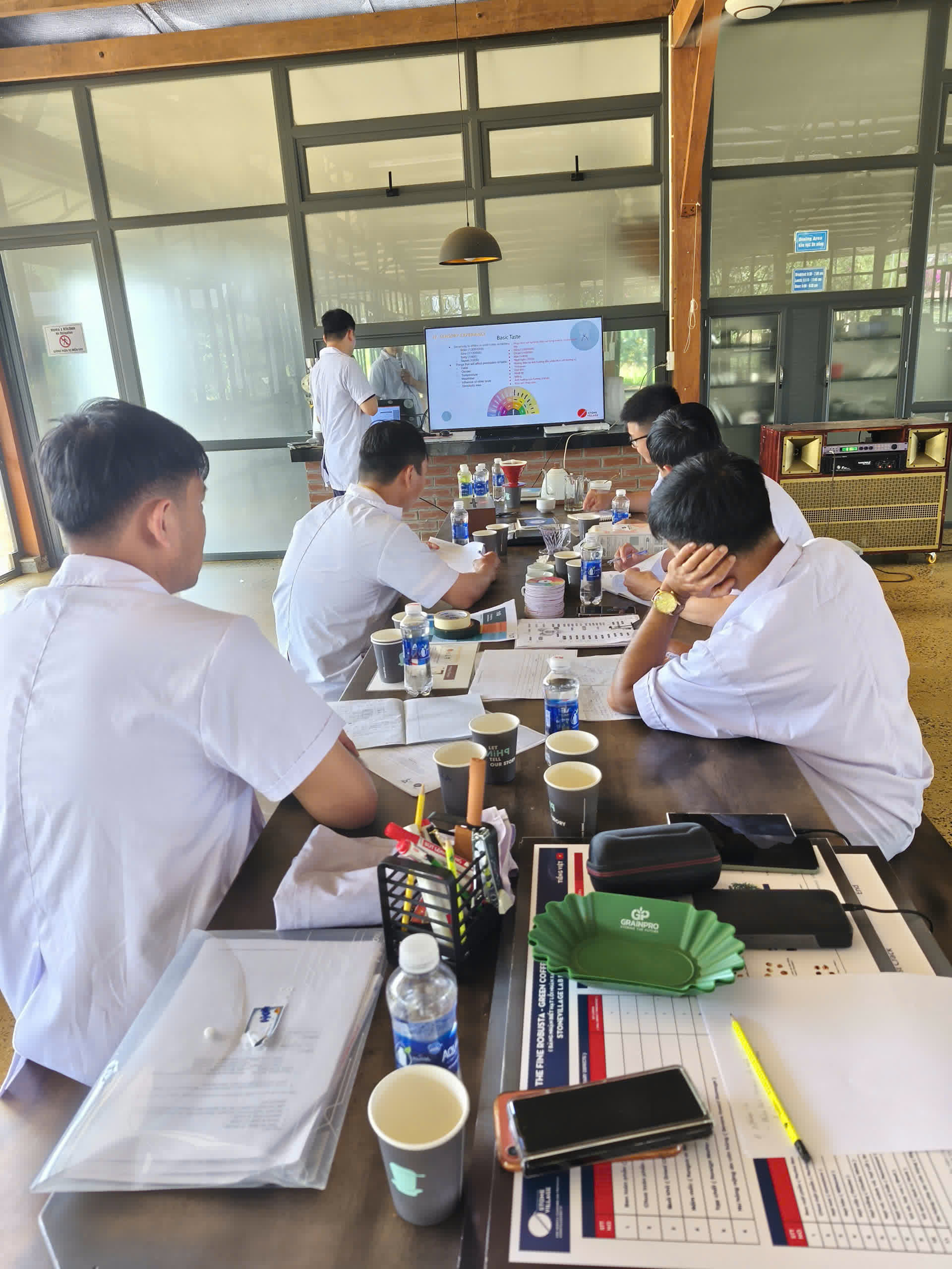 Học viên ghi phiếu đánh giá cảm quan trong lớp Sensory Level 1