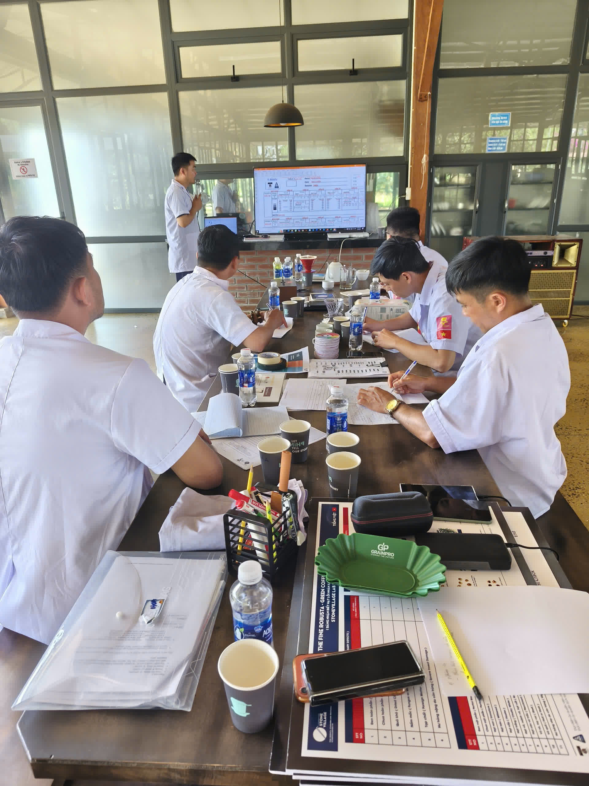 Lớp Sensory Level 1 tại Làng Hama, Đắk Nông trong buổi thực hành thử nếm