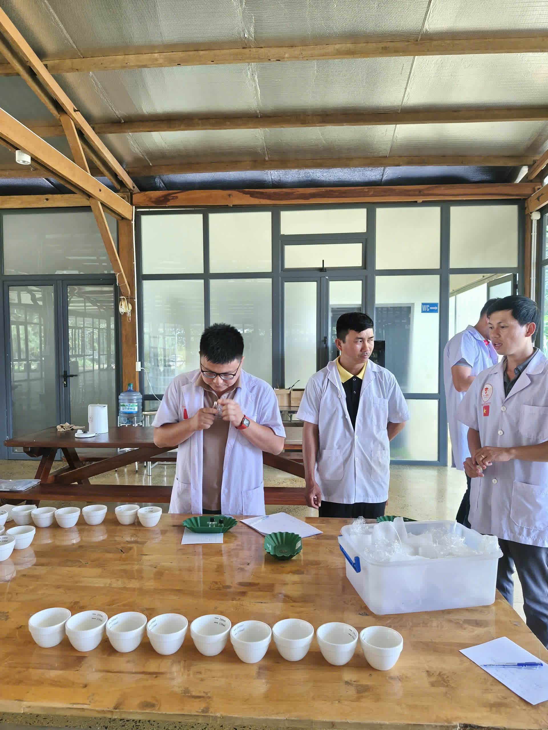 Học viên thực hành nếm tại bàn cupping trong lớp Sensory