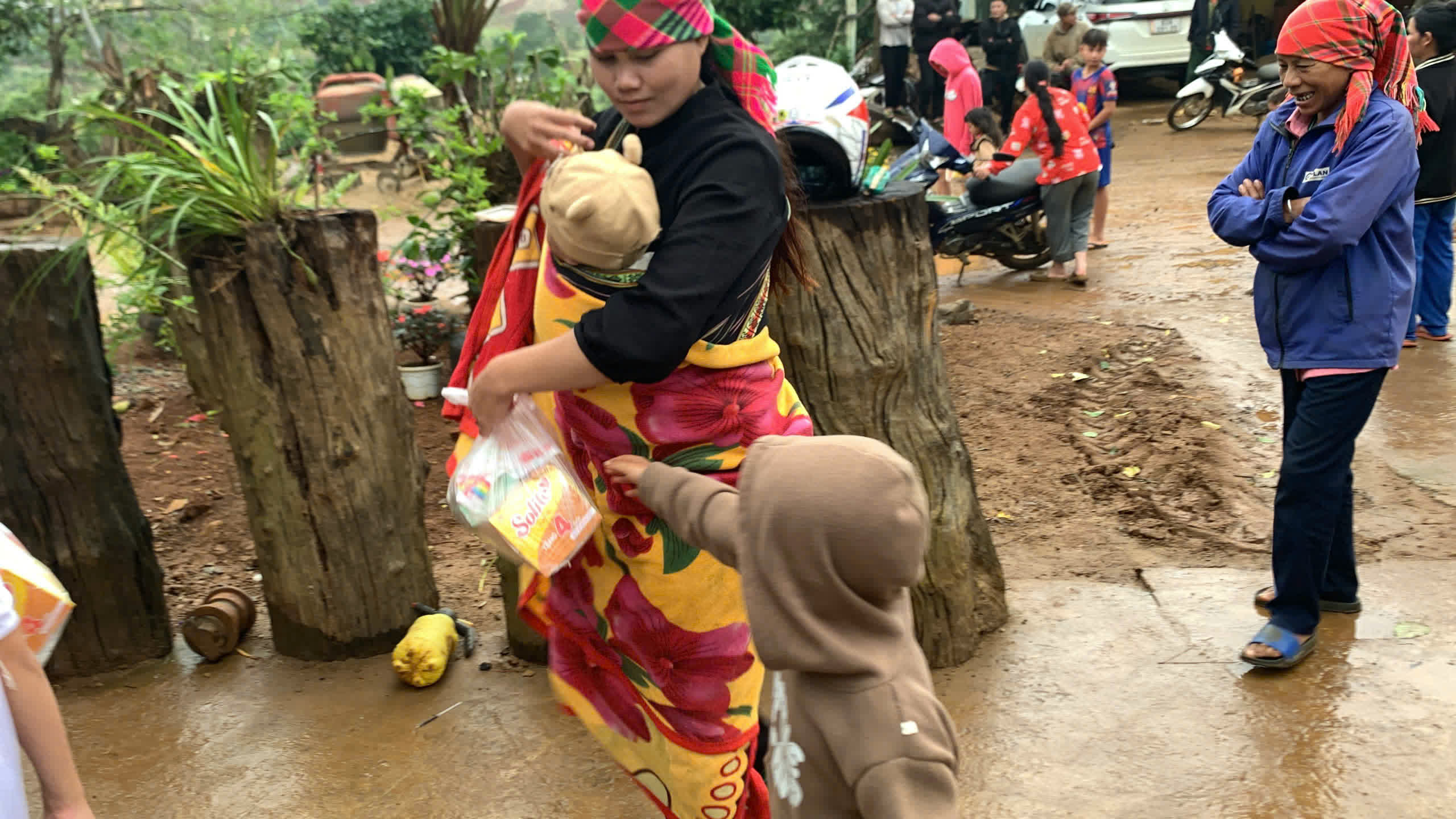 Trao quà cho bà con và trẻ em làng Kon Tu Rằng dưới băng rôn dự án cà phê bền vững (ảnh 30)