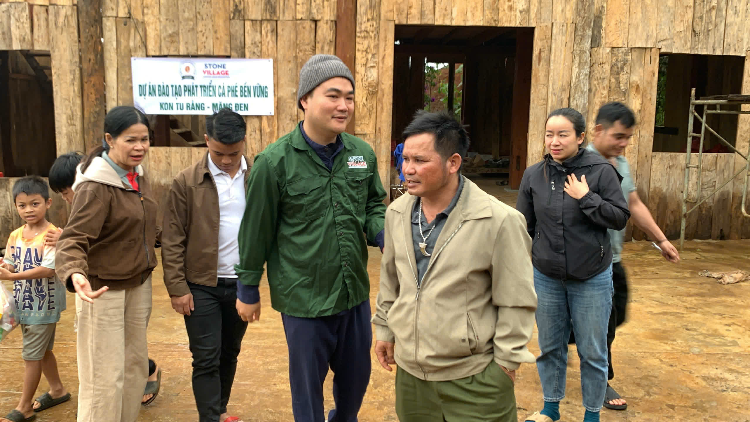 Trao quà cho bà con và trẻ em làng Kon Tu Rằng dưới băng rôn dự án cà phê bền vững (ảnh 36)