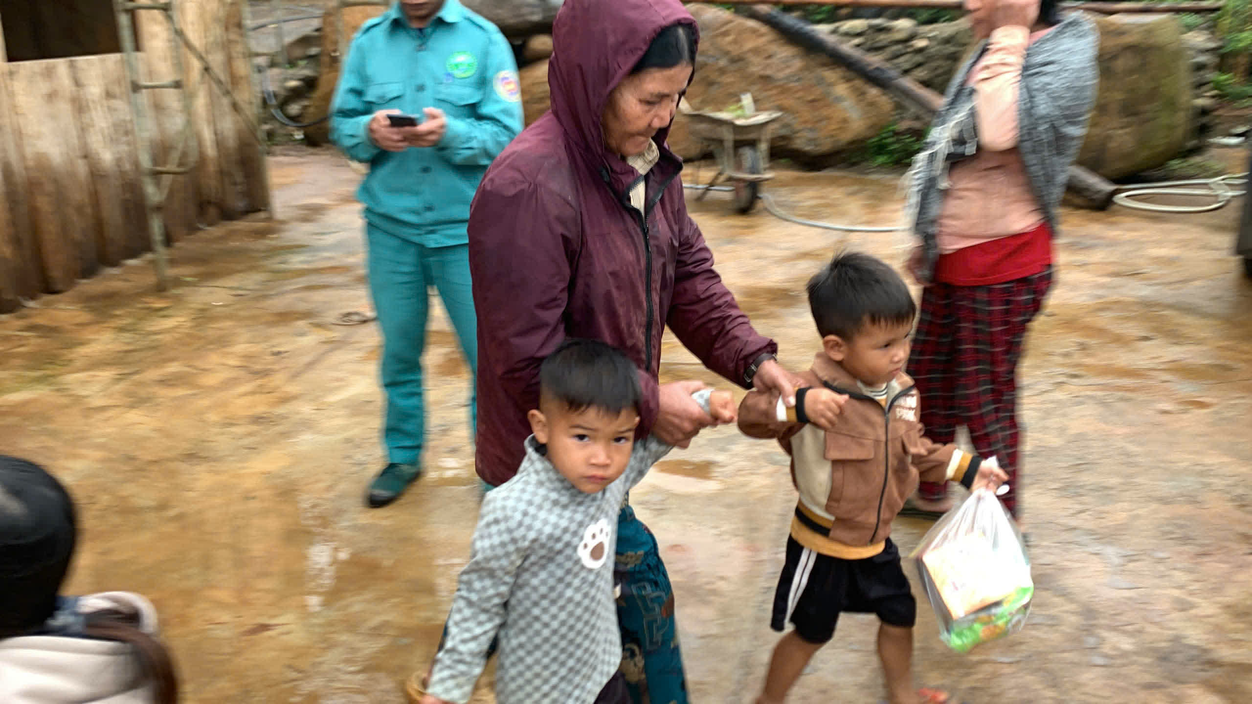 Trao quà cho bà con và trẻ em làng Kon Tu Rằng dưới băng rôn dự án cà phê bền vững (ảnh 48)