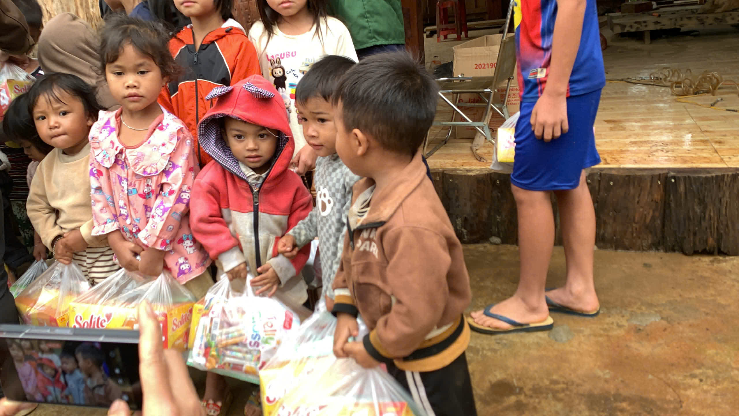 Trao quà cho bà con và trẻ em làng Kon Tu Rằng dưới băng rôn dự án cà phê bền vững (ảnh 49)