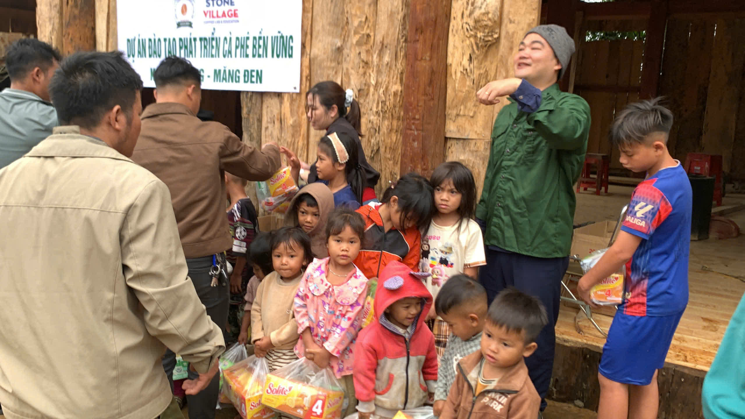 Trao quà cho bà con và trẻ em làng Kon Tu Rằng dưới băng rôn dự án cà phê bền vững (ảnh 52)