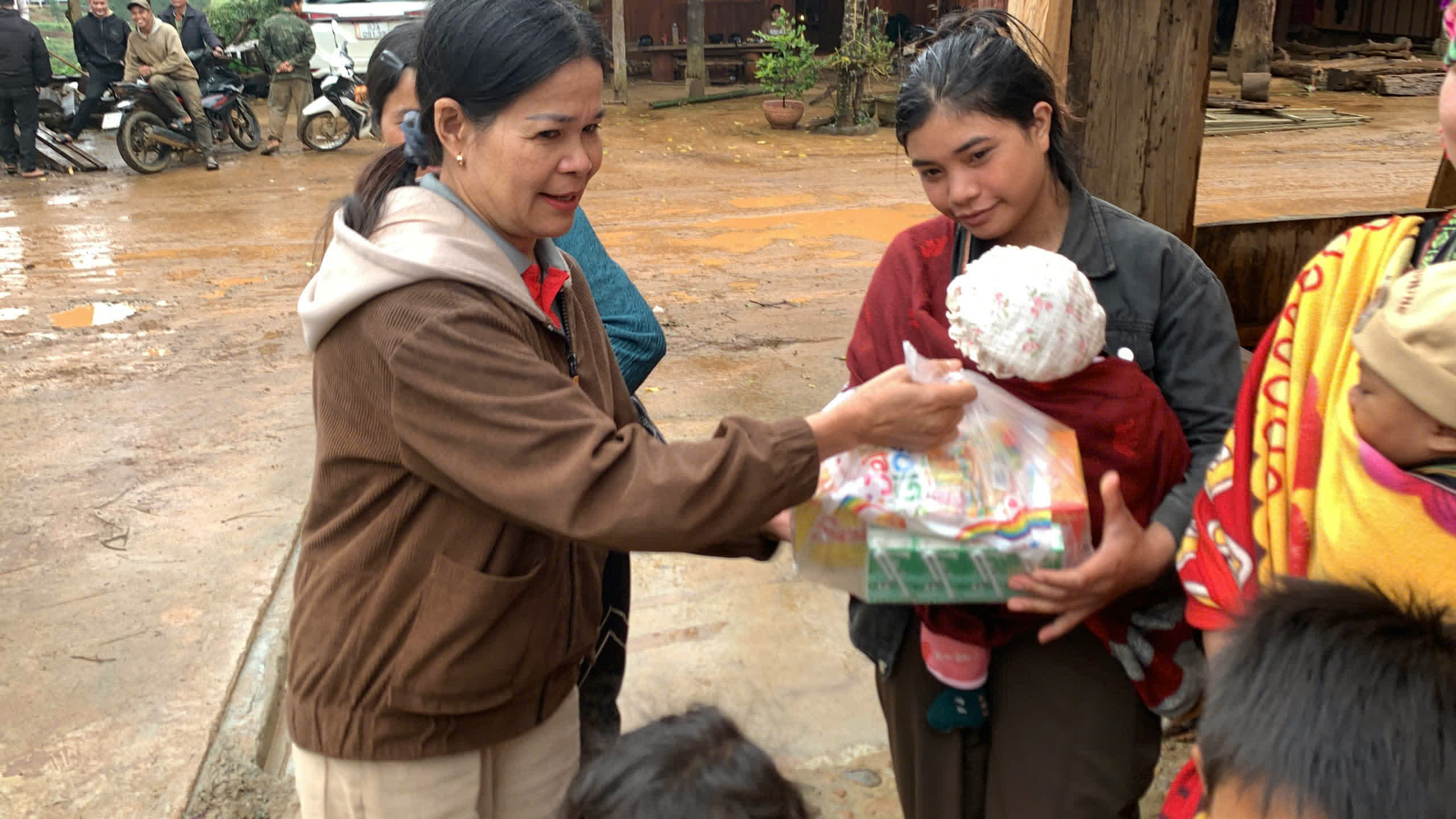Trao quà cho bà con và trẻ em làng Kon Tu Rằng dưới băng rôn dự án cà phê bền vững (ảnh 63)