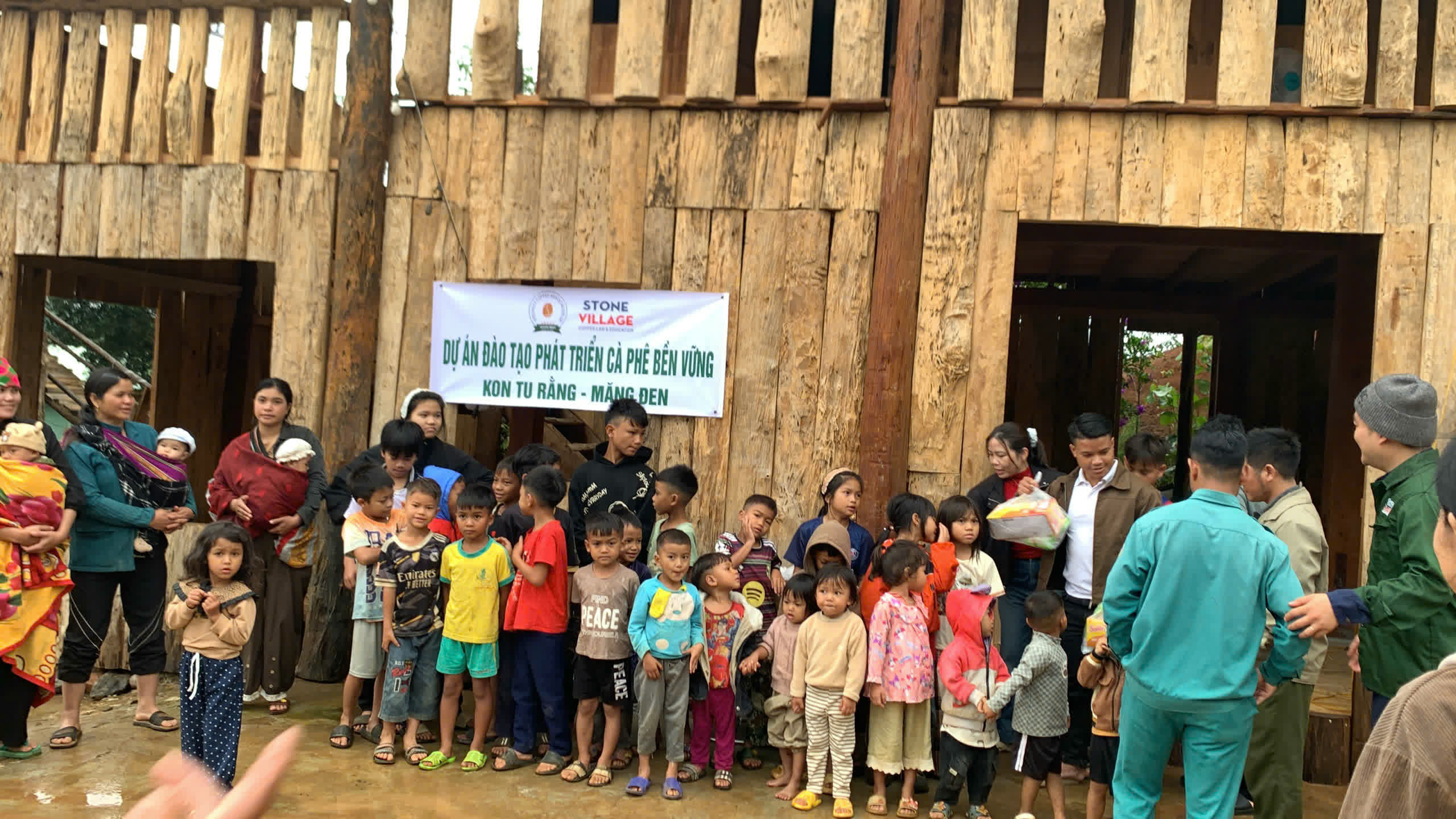 Trao quà cho bà con và trẻ em làng Kon Tu Rằng dưới băng rôn dự án cà phê bền vững (ảnh 72)