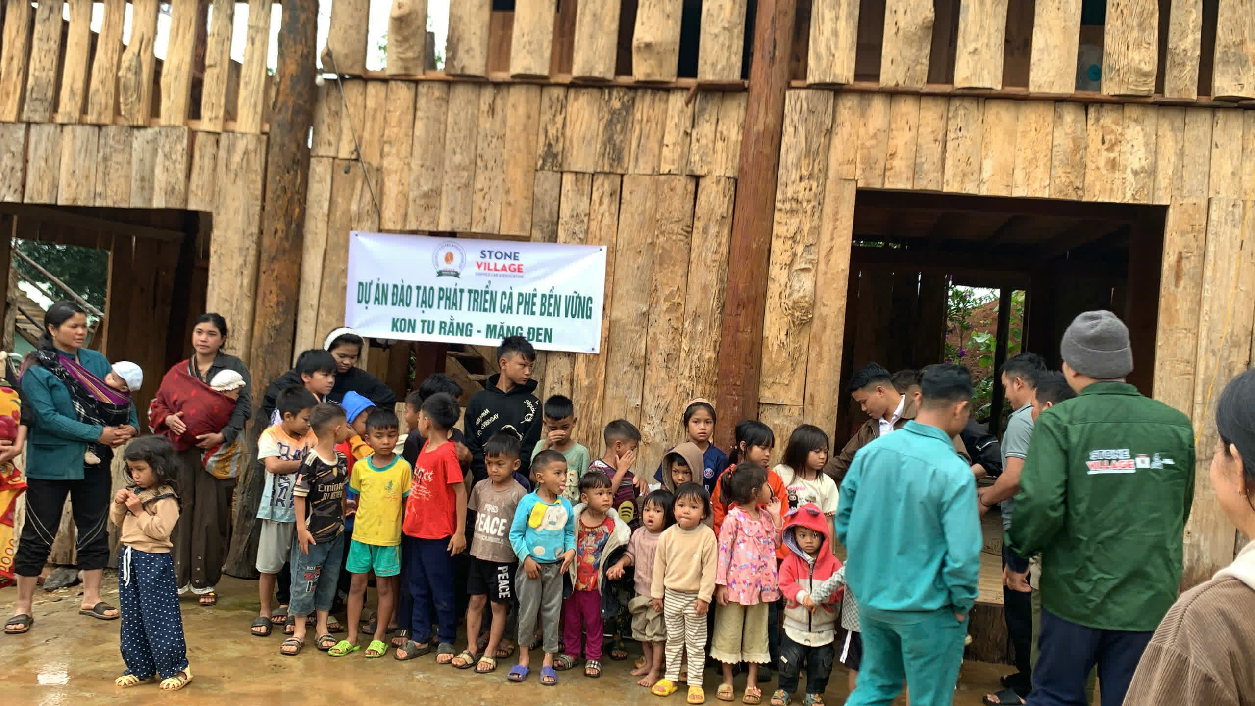 Trao quà cho bà con và trẻ em làng Kon Tu Rằng dưới băng rôn dự án cà phê bền vững (ảnh 73)
