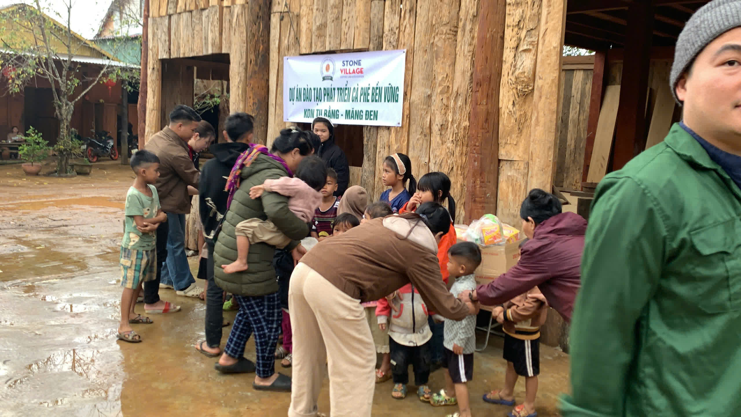 Trao quà cho bà con và trẻ em làng Kon Tu Rằng dưới băng rôn dự án cà phê bền vững (ảnh 79)