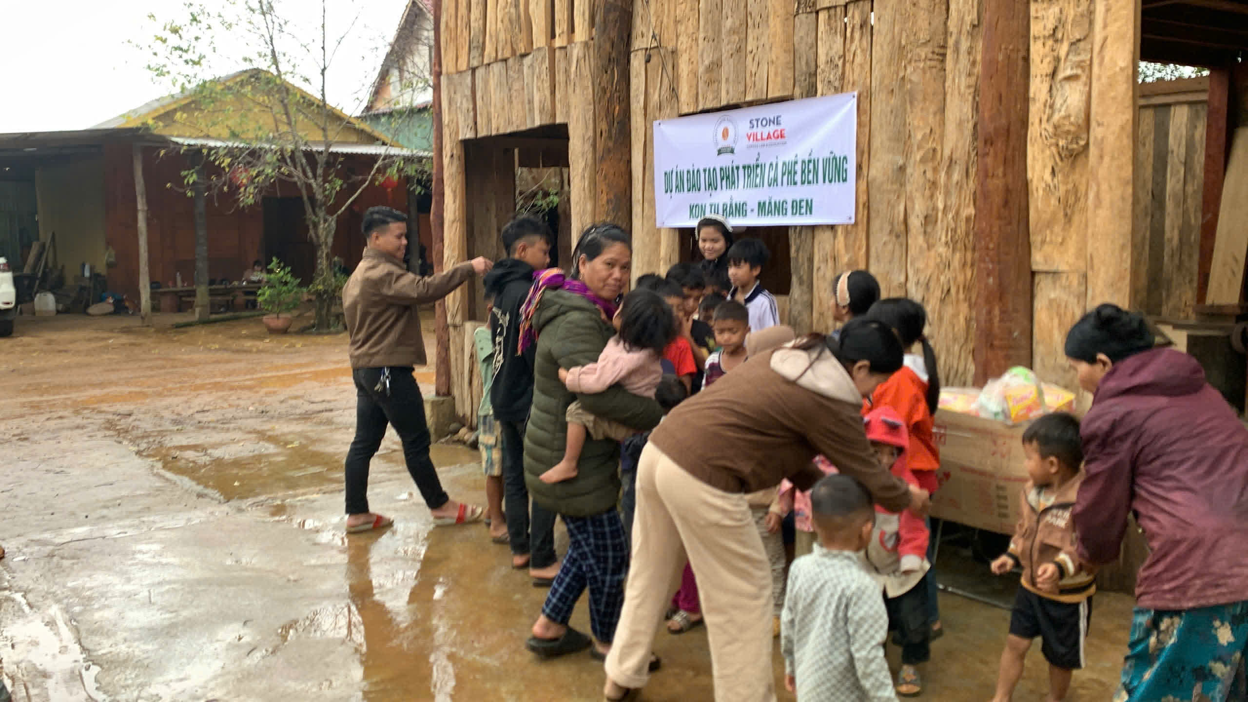 Trao quà cho bà con và trẻ em làng Kon Tu Rằng dưới băng rôn dự án cà phê bền vững (ảnh 82)