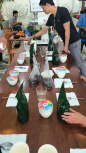 Bàn cupping chuẩn bị tại Victory Coffee cho buổi trải nghiệm mẫu
