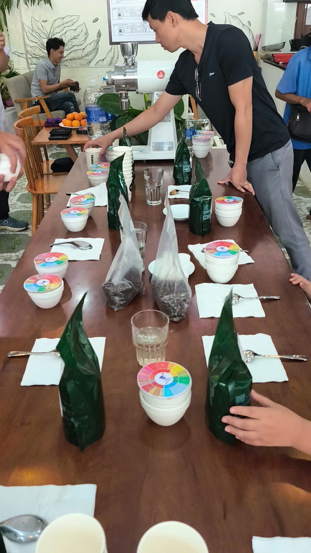 Bàn cupping chuẩn bị tại Victory Coffee cho buổi trải nghiệm mẫu