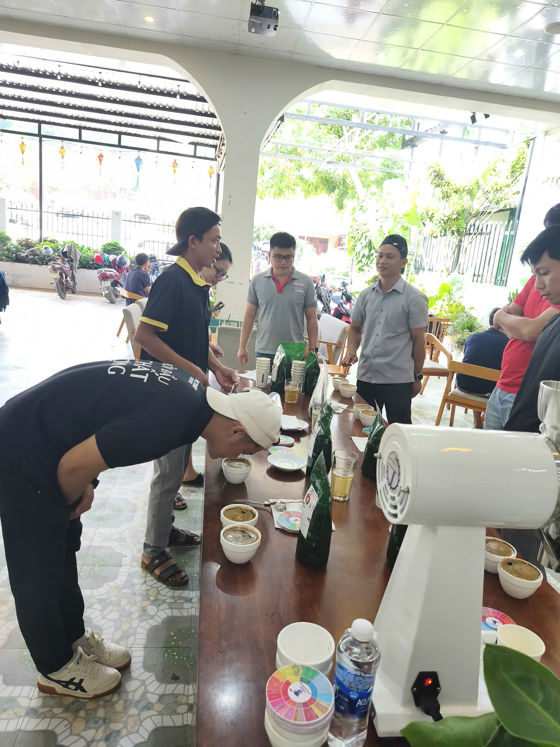 Bánh xe hương vị và dụng cụ trên bàn nếm tại Victory Coffee