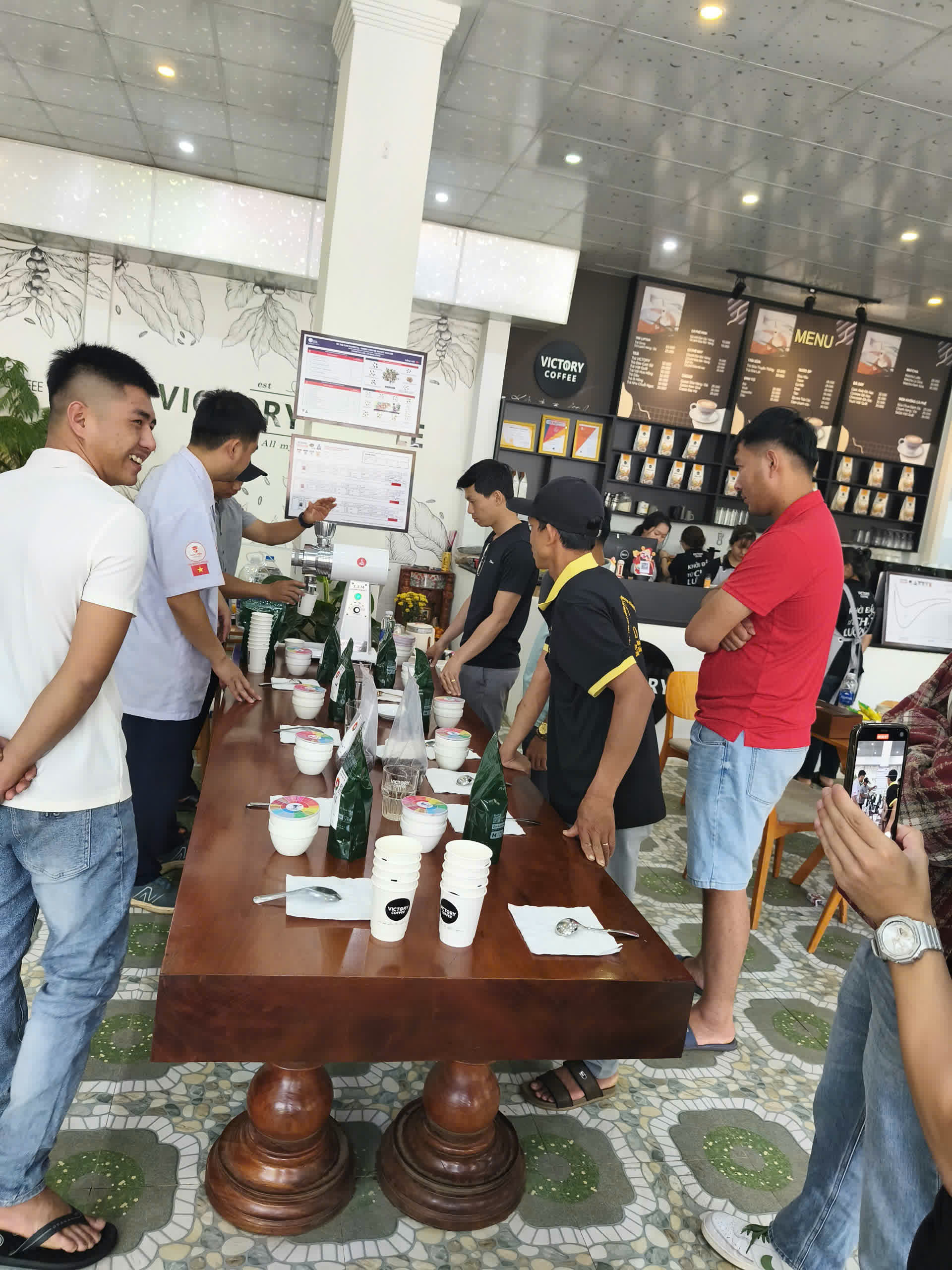 Cân và chuẩn bị mẫu trước khi rót nước