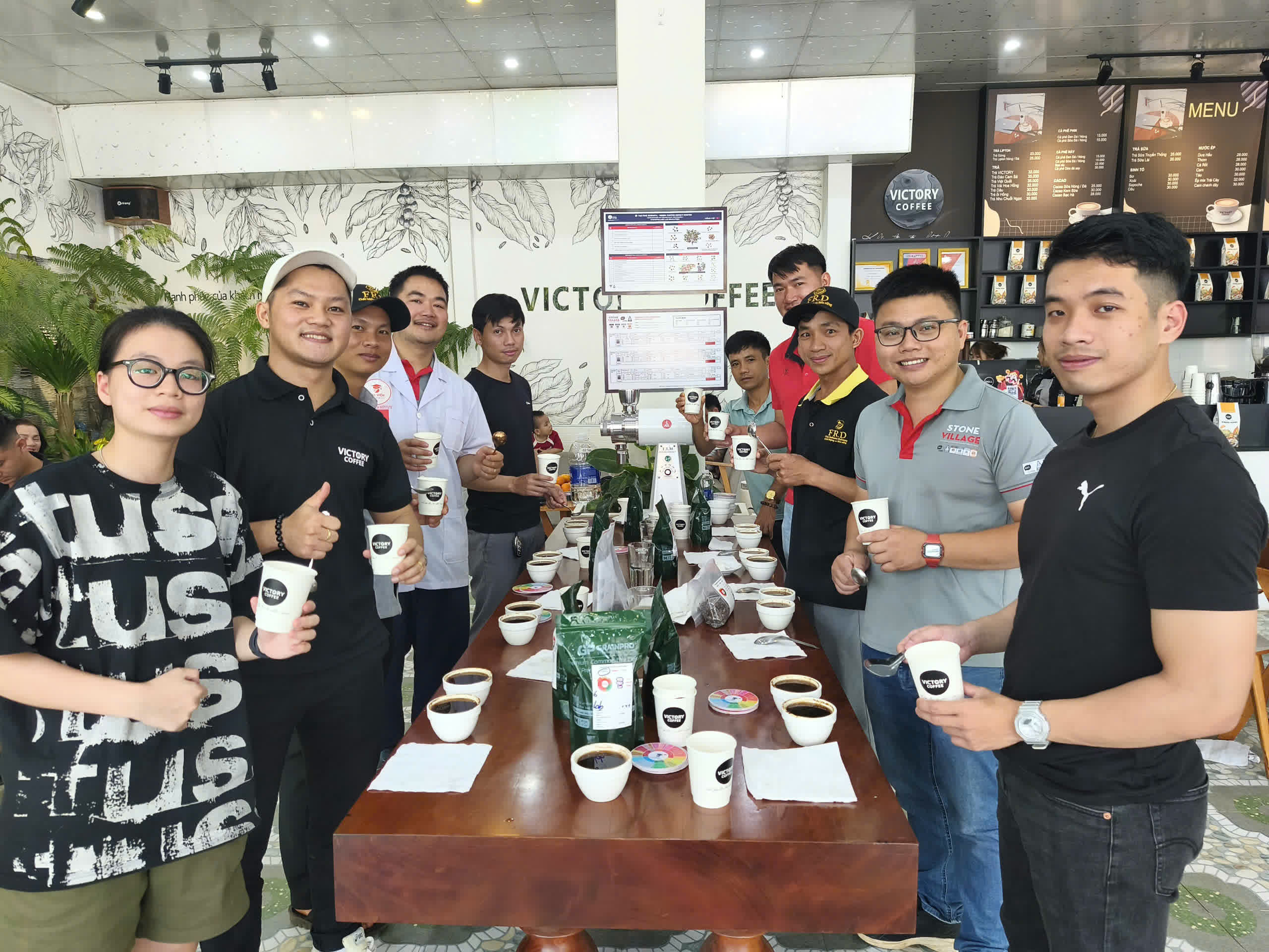 Đội ngũ Victory Coffee cùng tham gia buổi cupping