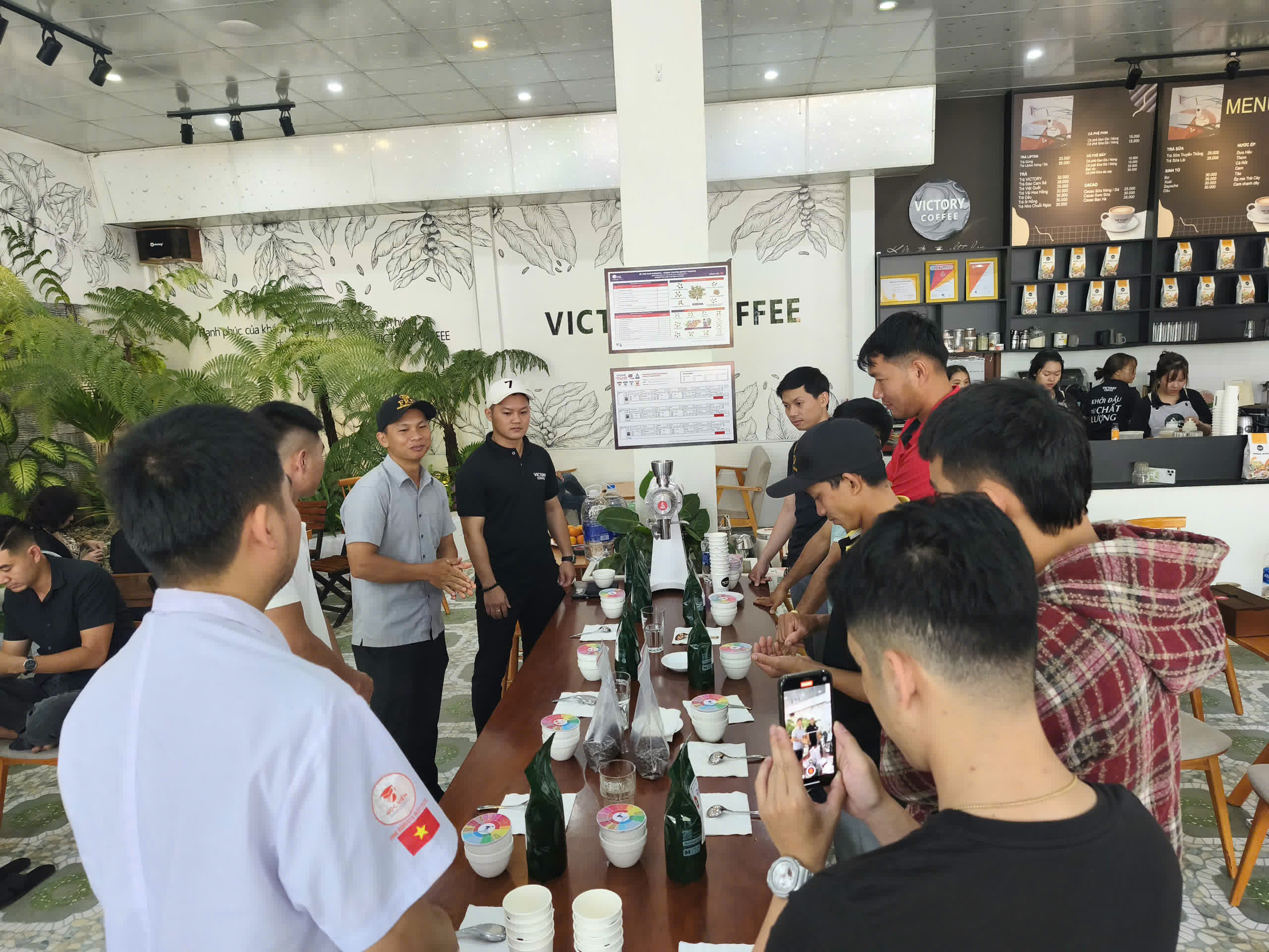 Thử nếm mẫu cà phê tự sơ chế trong buổi làm việc