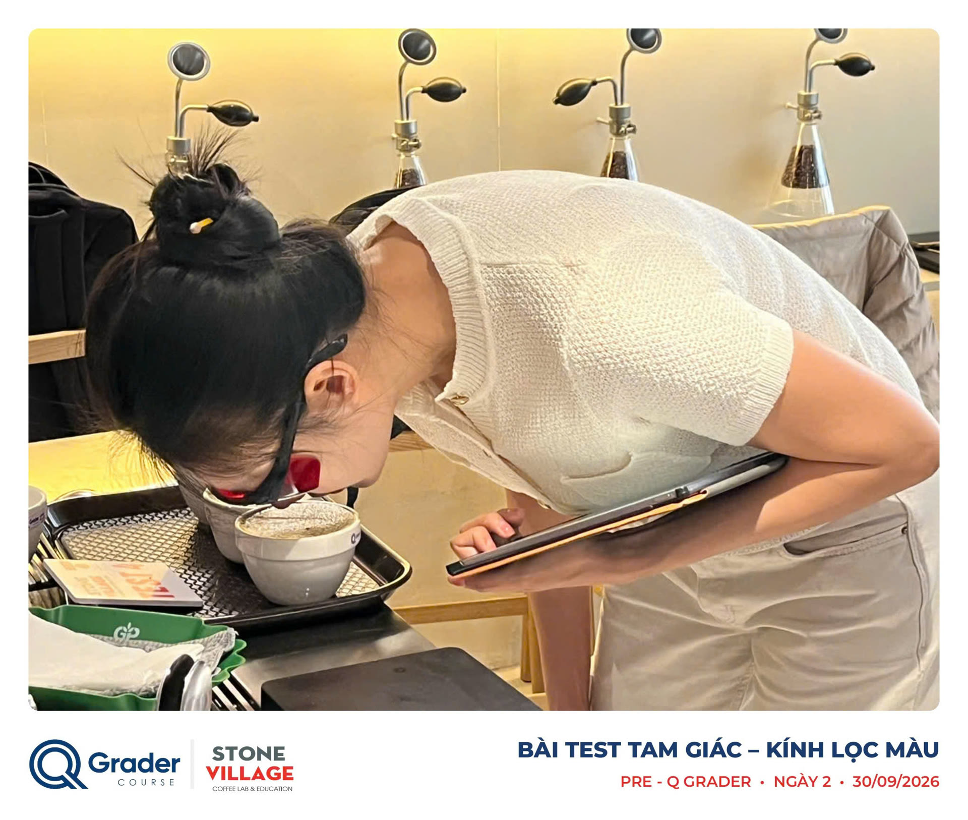 Học viên đeo kính lọc màu cúi sát chén mẫu trong bài test tam giác
