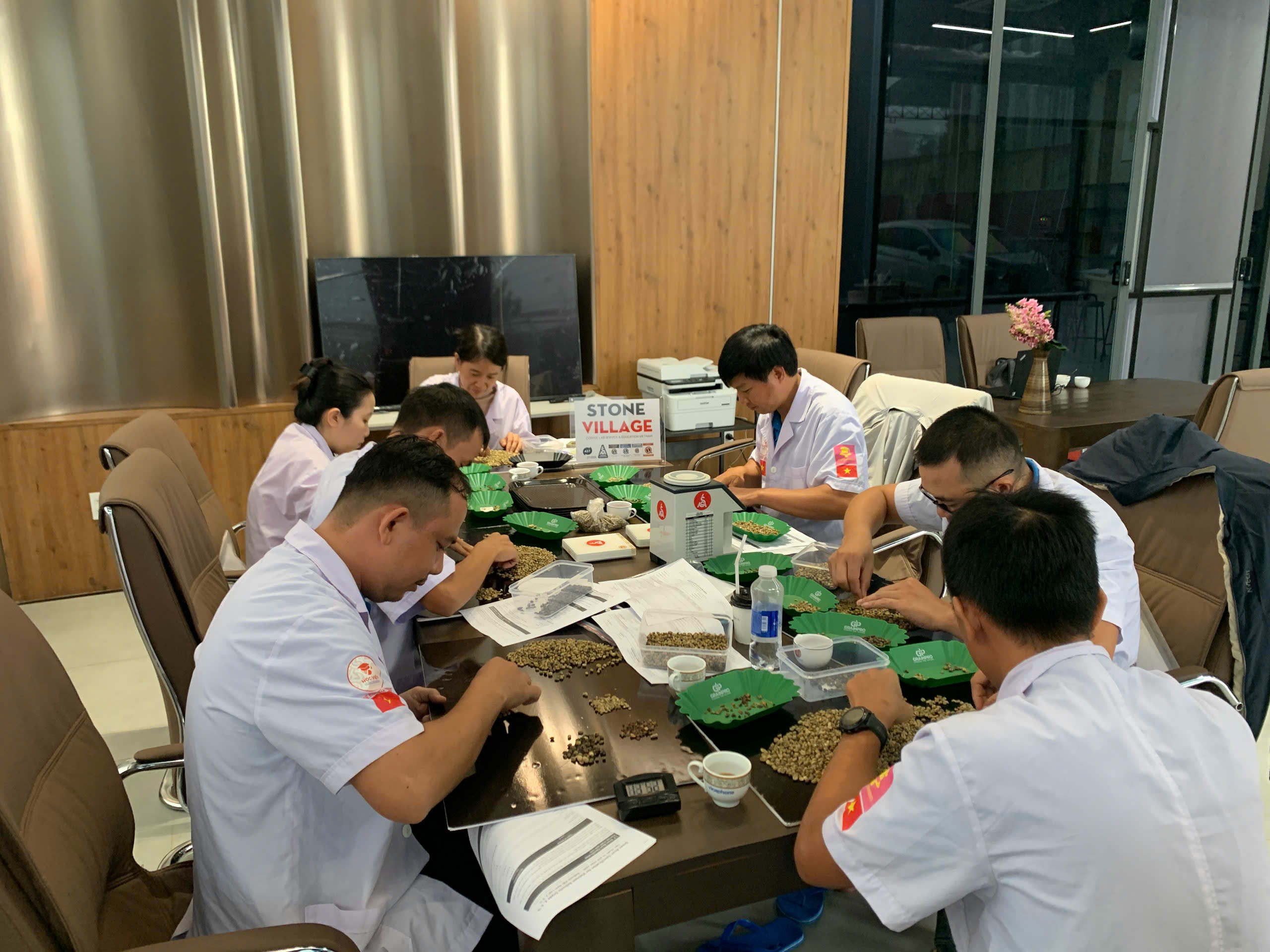 Bàn kiểm mẫu nhân xanh của lớp SCA Green Bean tại nhà máy ở Gia Lai