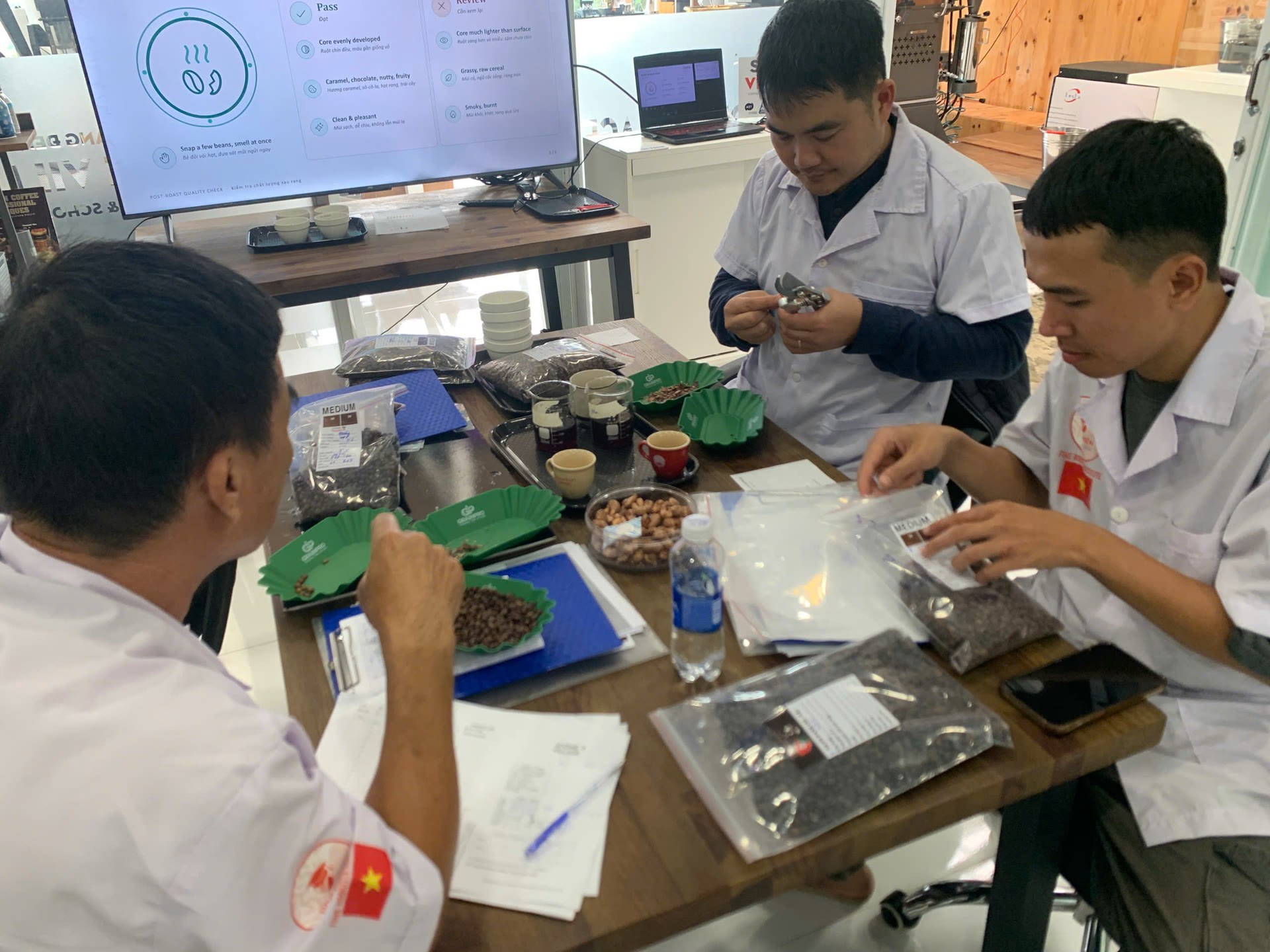 Bàn làm việc với túi mẫu hạt rang và khay mẫu trong khóa Rang