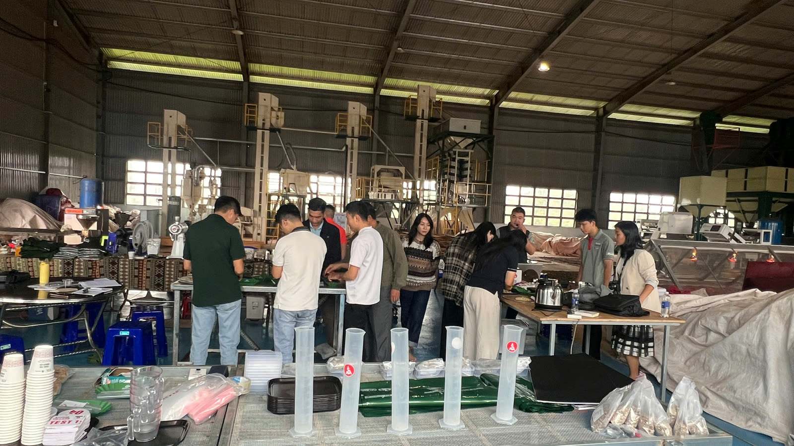 Bàn mẫu và ống đong trong nhà máy chế biến