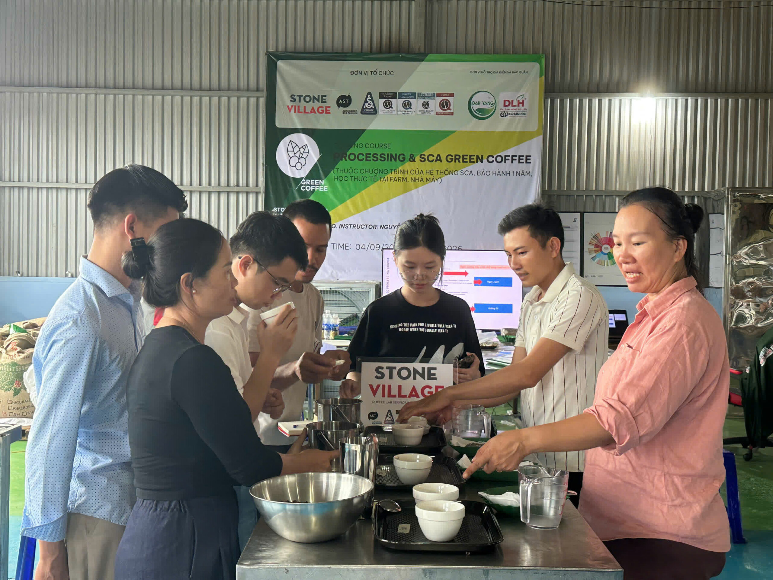 Bàn nếm đánh giá mẫu cà phê cuối khóa học tại nhà máy