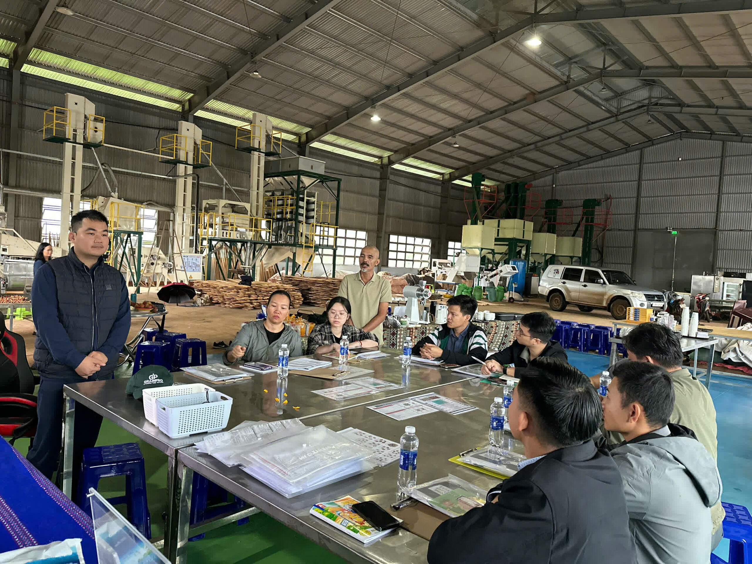 Lớp học phần lý thuyết ngay trong xưởng chế biến của nhà máy