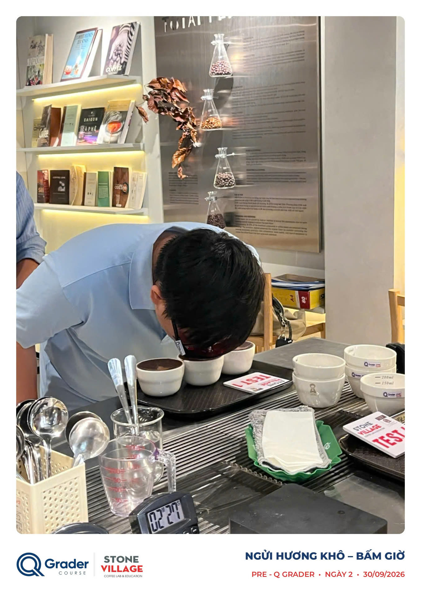 Học viên cảm nhận hương khô của mẫu cupping, đồng hồ bấm giờ đặt trên bàn