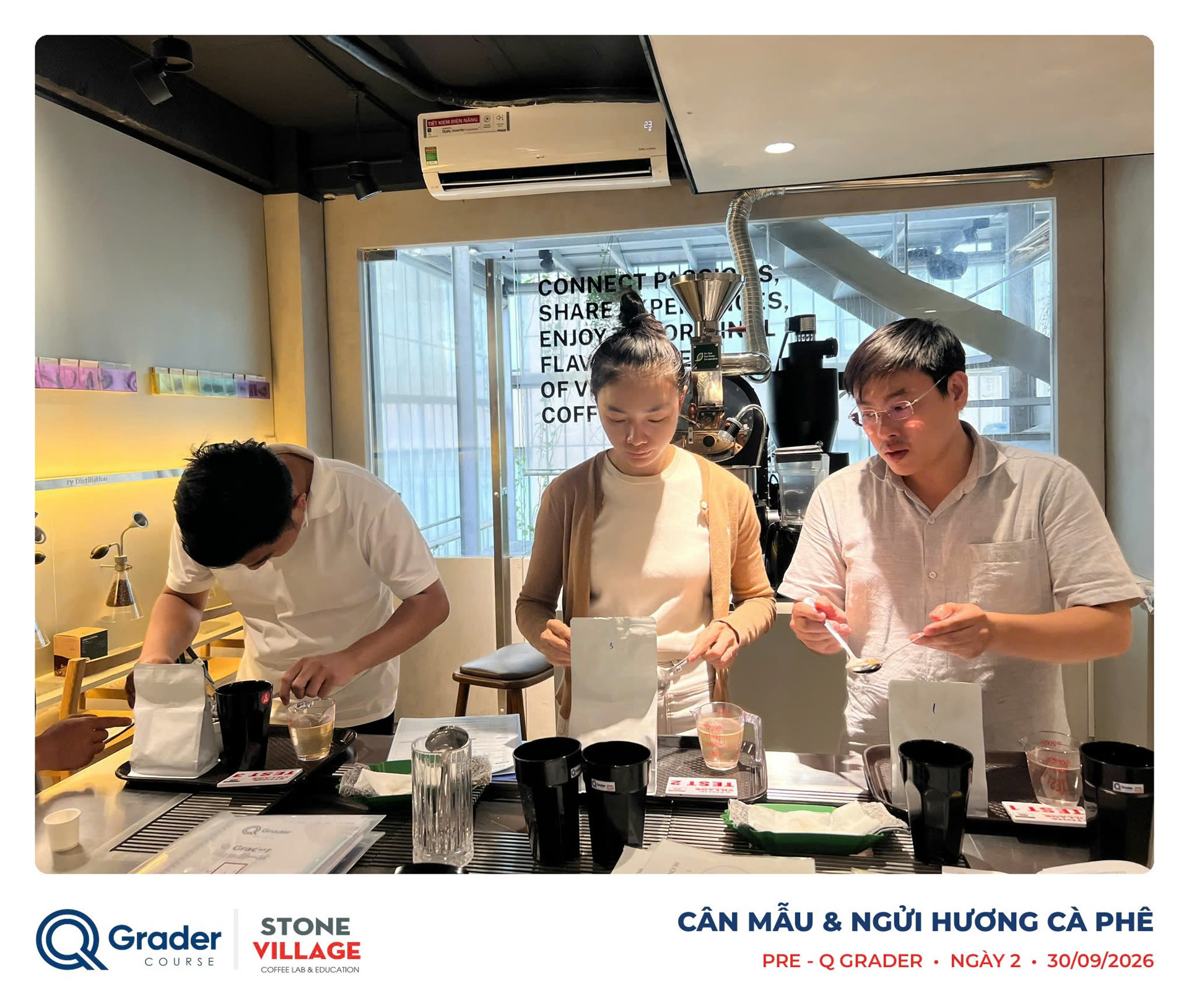 Học viên cân mẫu và cảm nhận hương cà phê trong buổi luyện tập Pre Q Grader