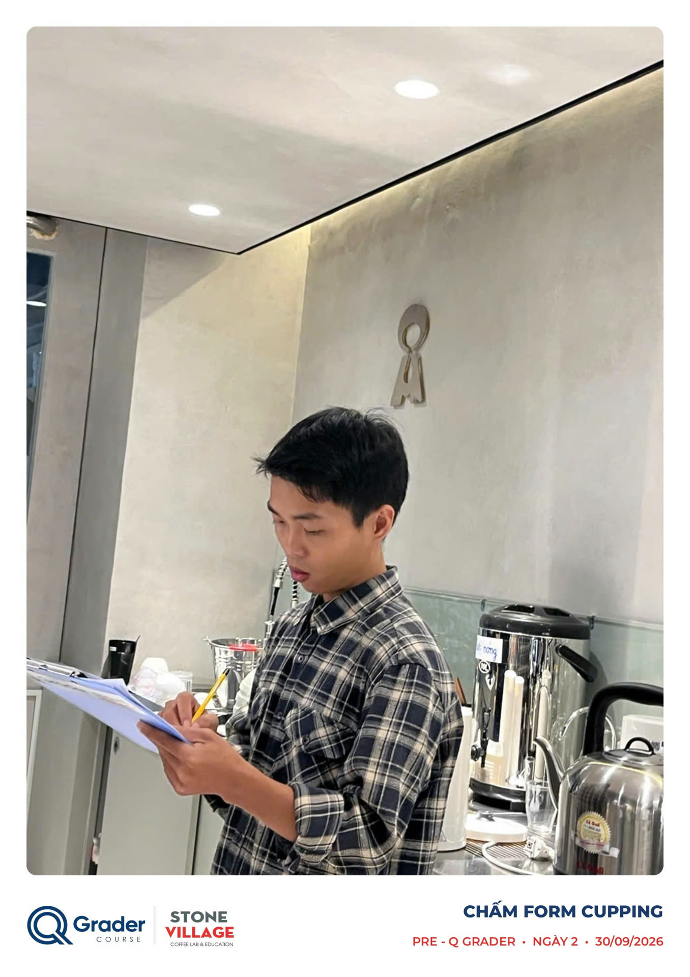 Học viên chấm form cupping trên bảng kẹp giấy