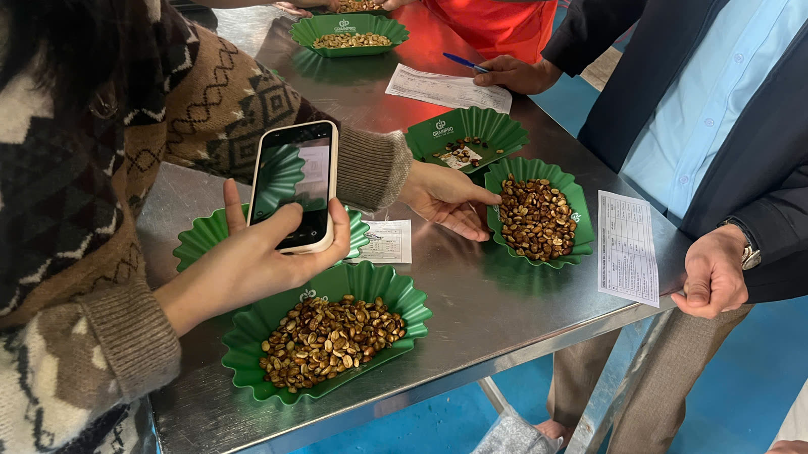 Chụp lại mẫu hạt bằng điện thoại để lưu hồ sơ lô