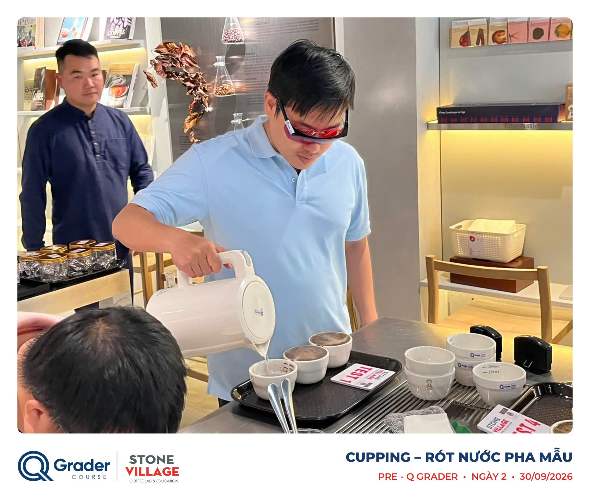 Học viên rót nước nóng vào chén mẫu cupping trong buổi luyện tập Pre Q Grader