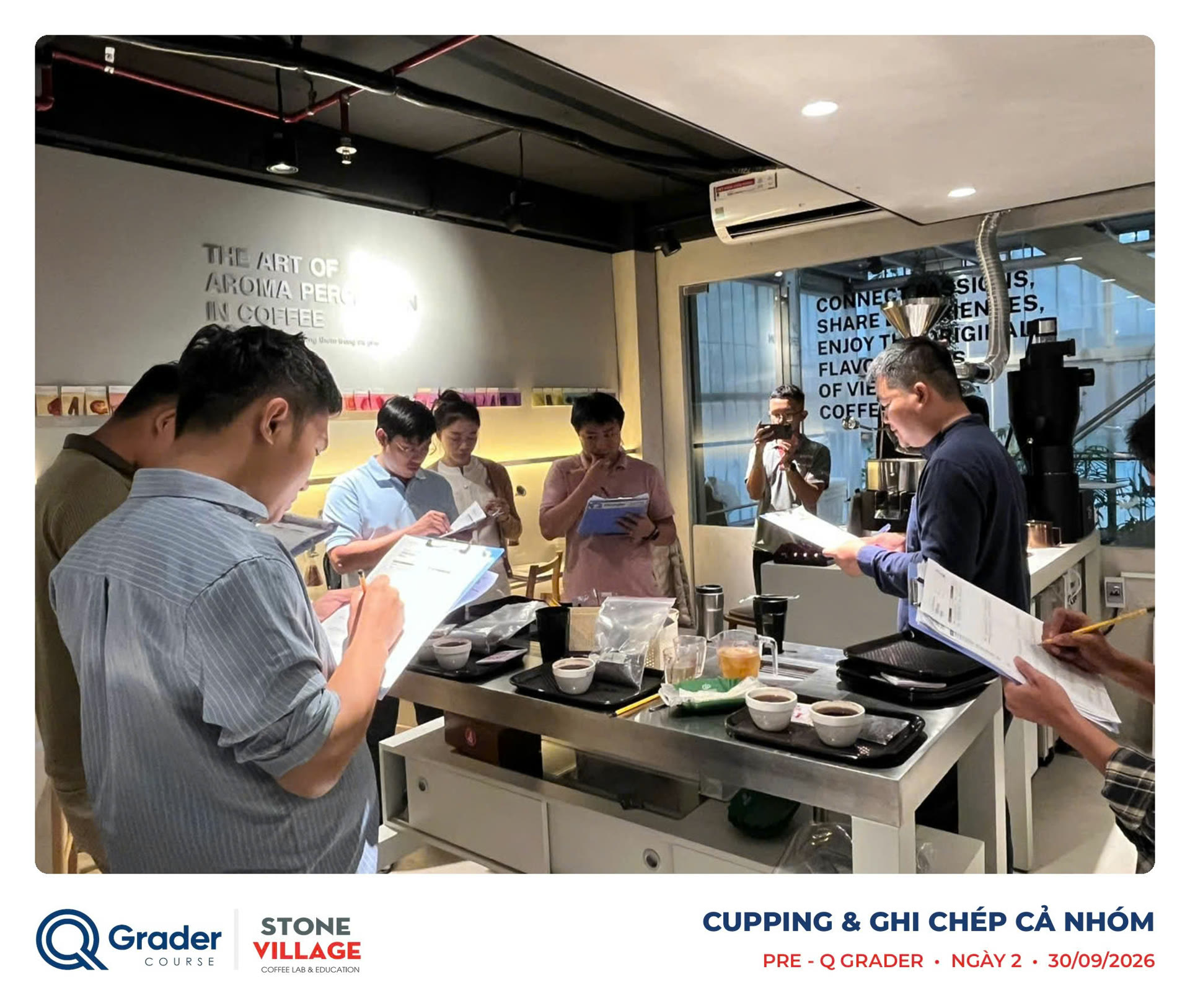 Cả nhóm học viên cupping và ghi chép quanh bàn mẫu tại Lab TP.HCM