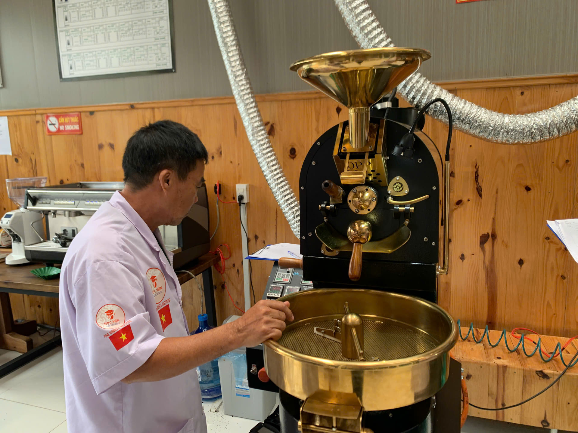 Học viên thao tác trên máy rang cỡ nhỏ tại Lab Măng Đen