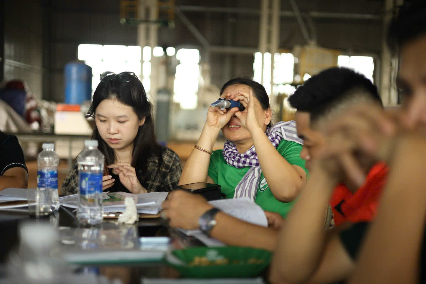 Học viên ngửi mẫu cà phê tại bàn thực hành trong nhà máy