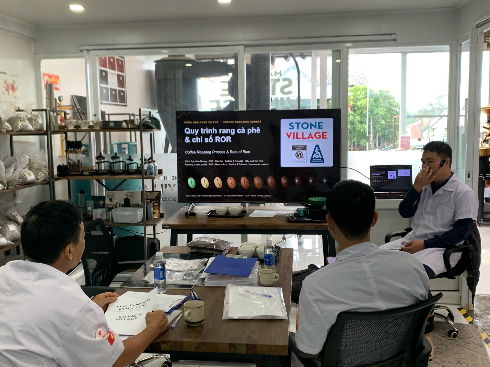 Phòng học khóa Rang SCA tại Stone Village Lab Măng Đen, màn hình chiếu slide Quy trình rang cà phê và chỉ số ROR