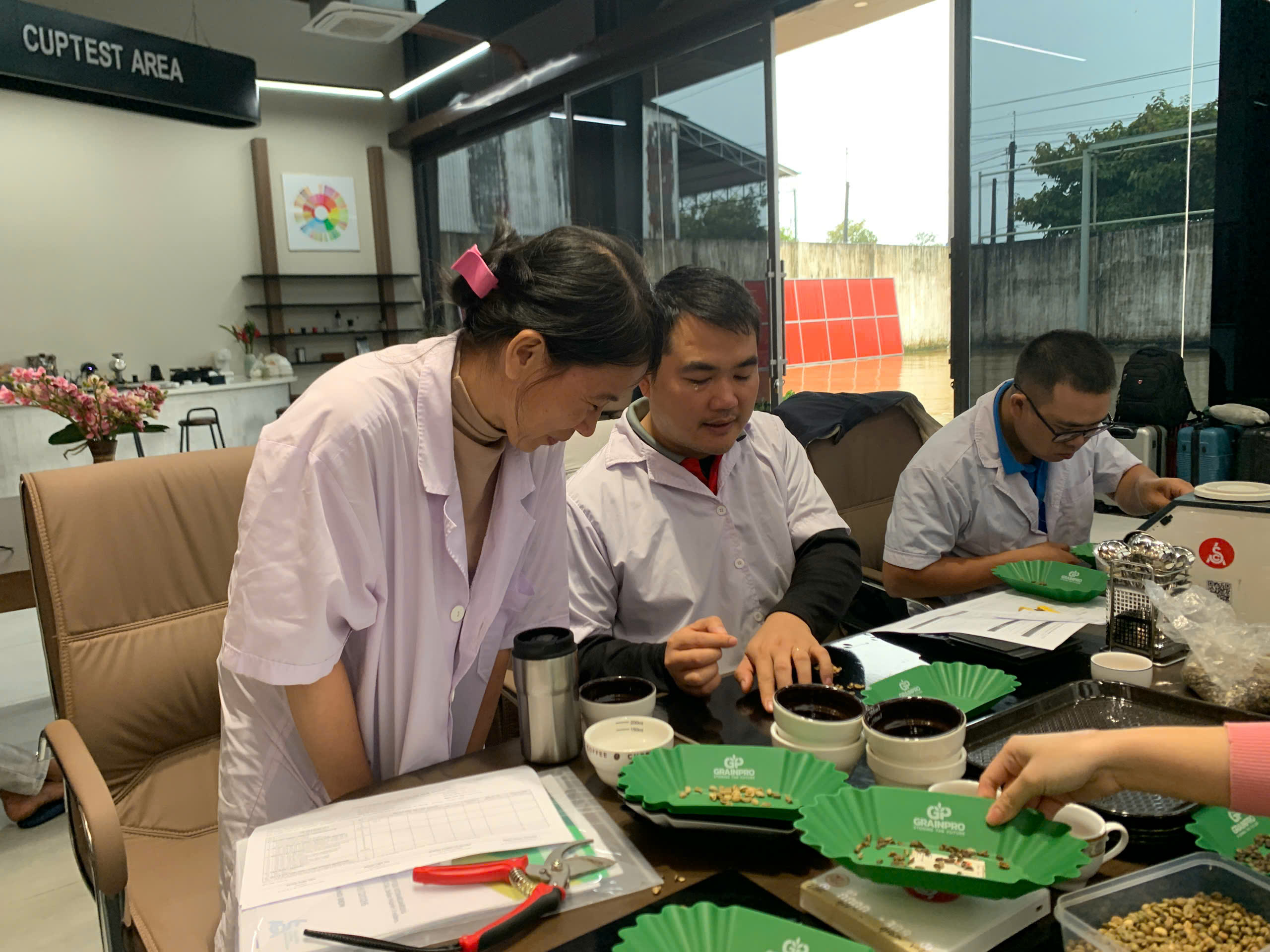 Khu cuptest tại nhà máy ở Gia Lai nơi lớp SCA Green Bean phân tích mẫu