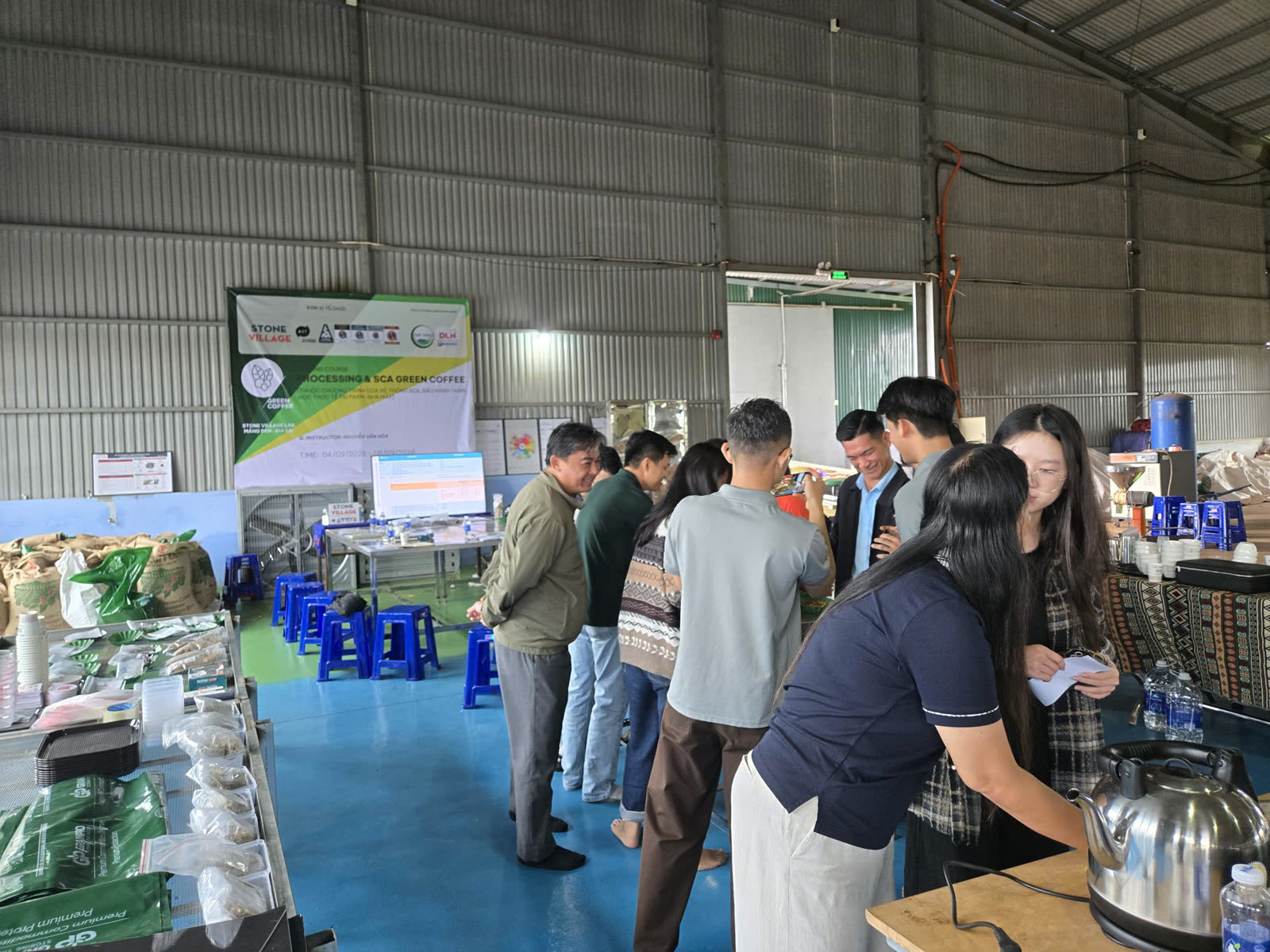 Khu vực làm việc trong nhà máy chế biến cà phê