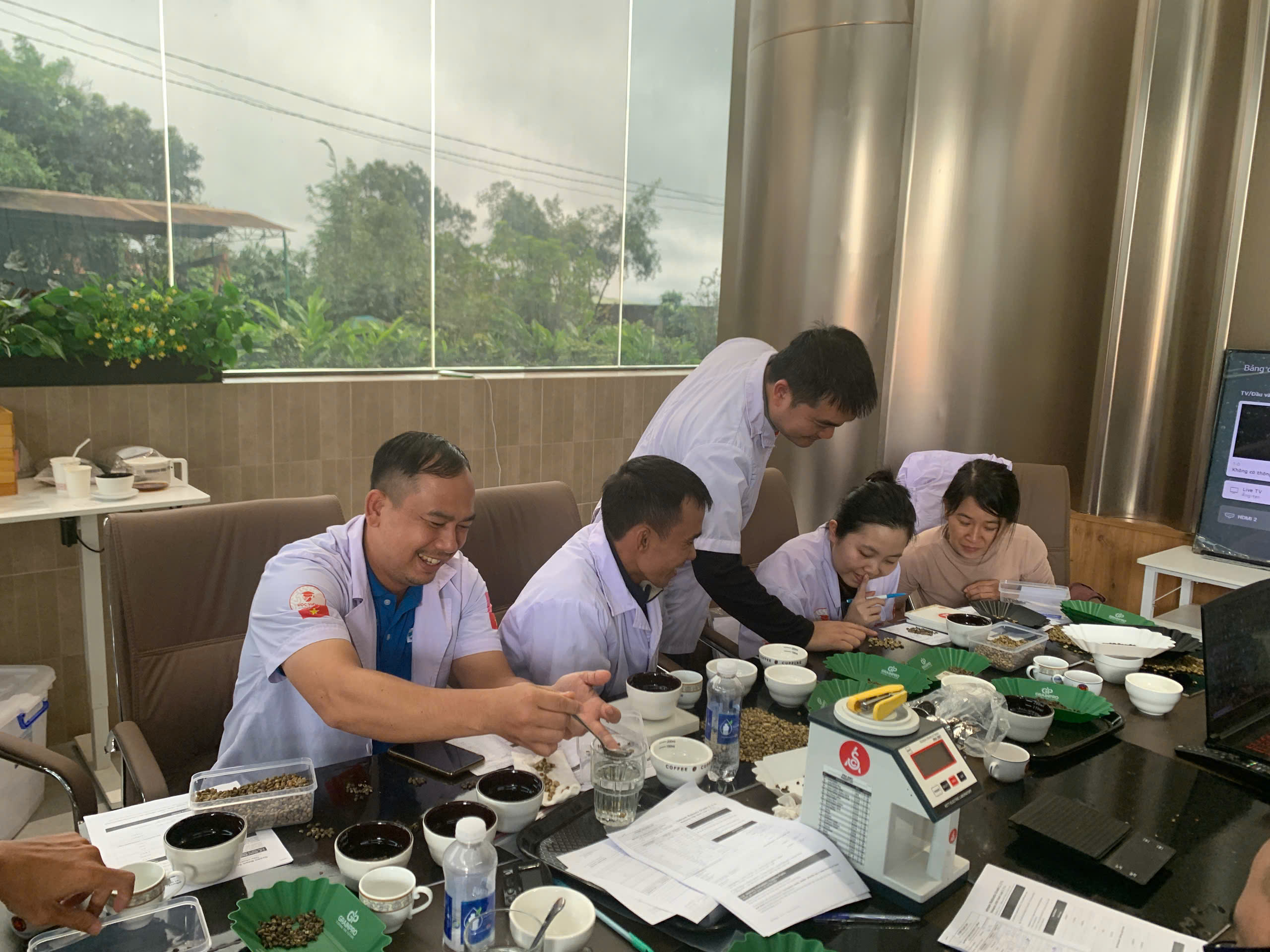 Học viên lớp SCA Green Bean chấm mẫu nhân xanh trong ngày cuối khóa