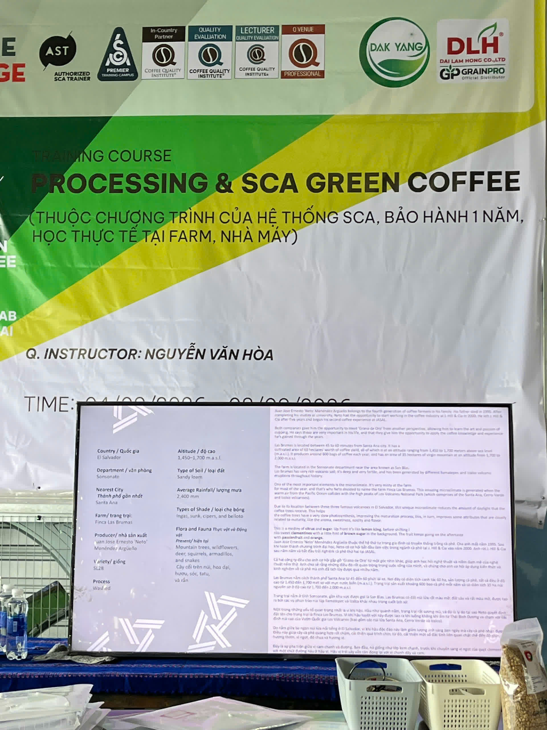 Băng rôn khóa Processing và SCA Green Coffee đặt trong xưởng chế biến tại HTX Nam Yang