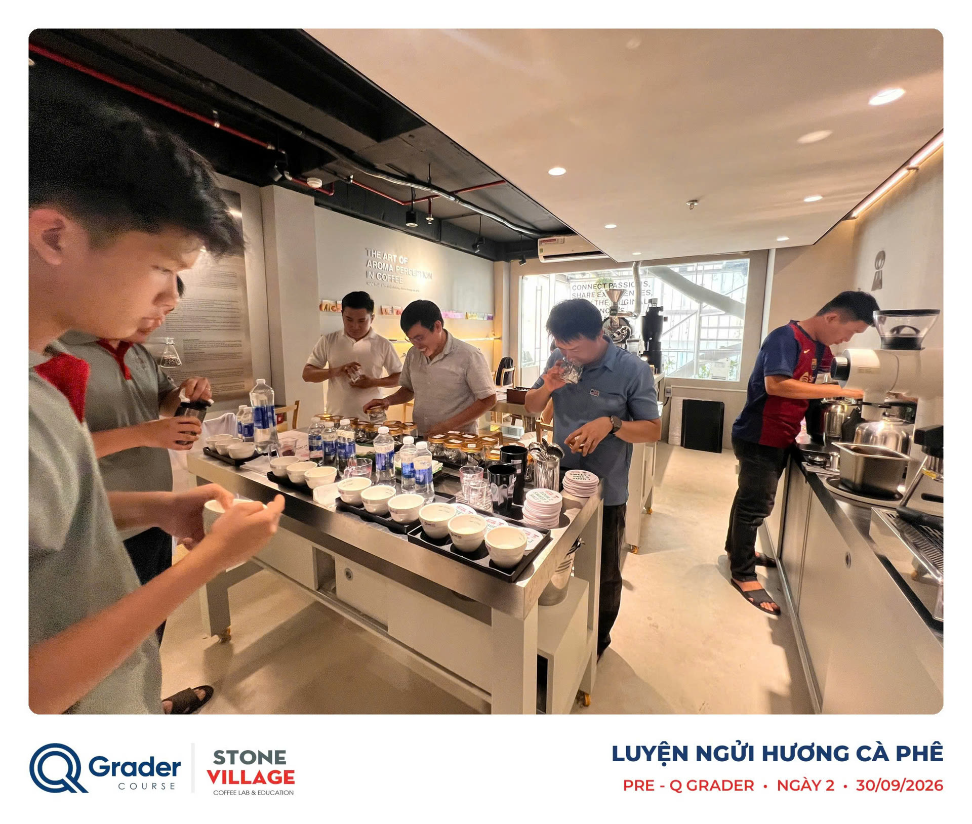 Học viên luyện cảm nhận hương cà phê quanh bàn mẫu dài