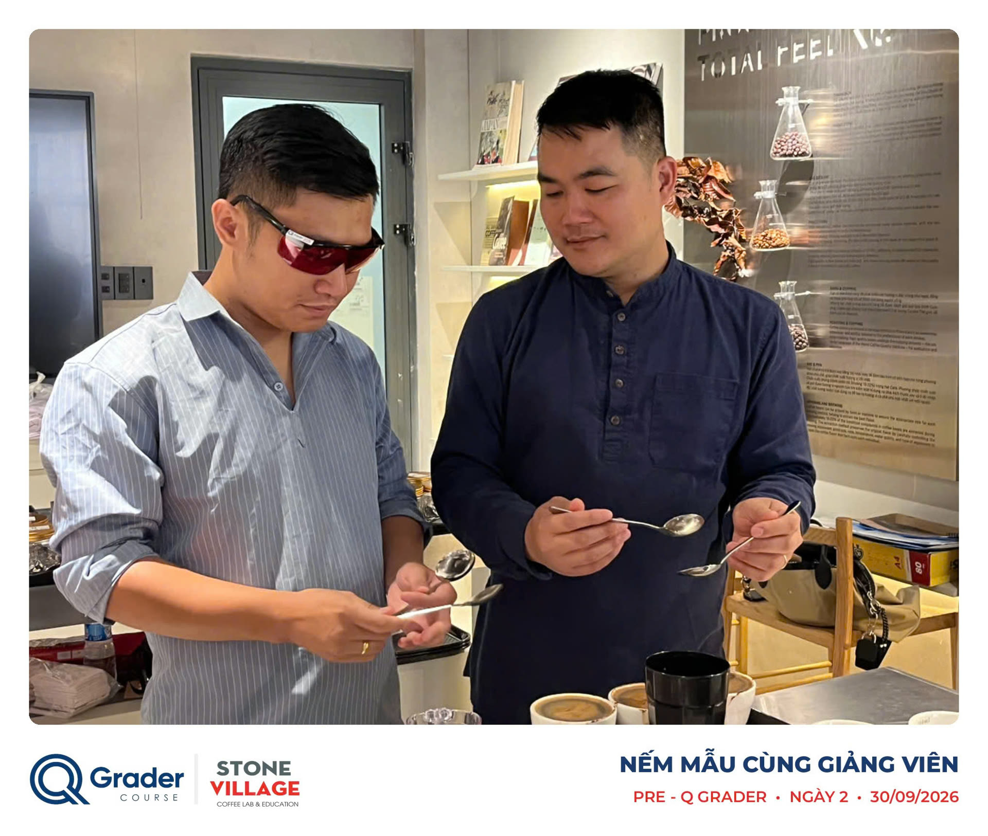 Học viên nếm mẫu bằng thìa cupping cùng giảng viên