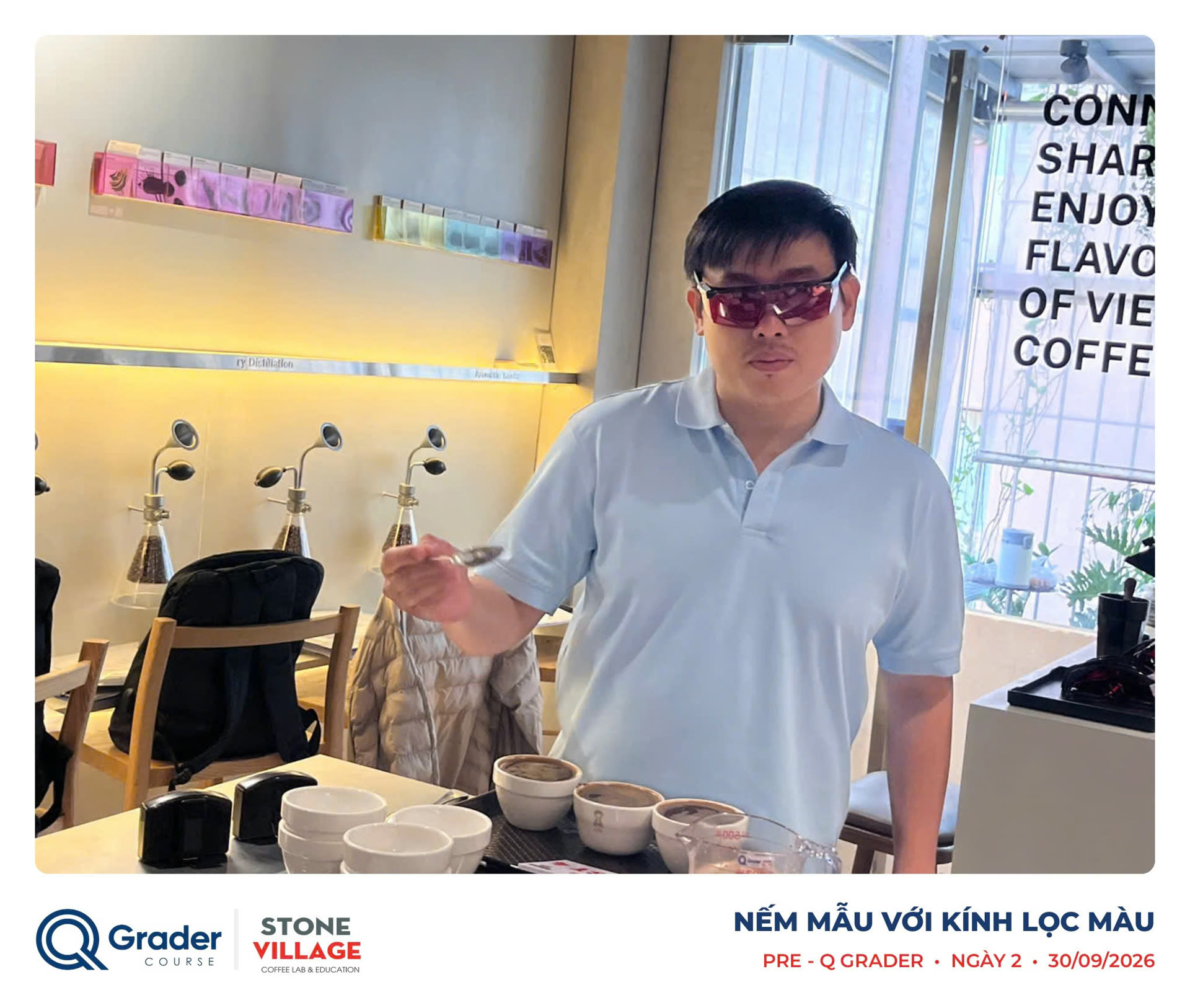 Học viên đeo kính lọc màu nếm mẫu bằng thìa cupping