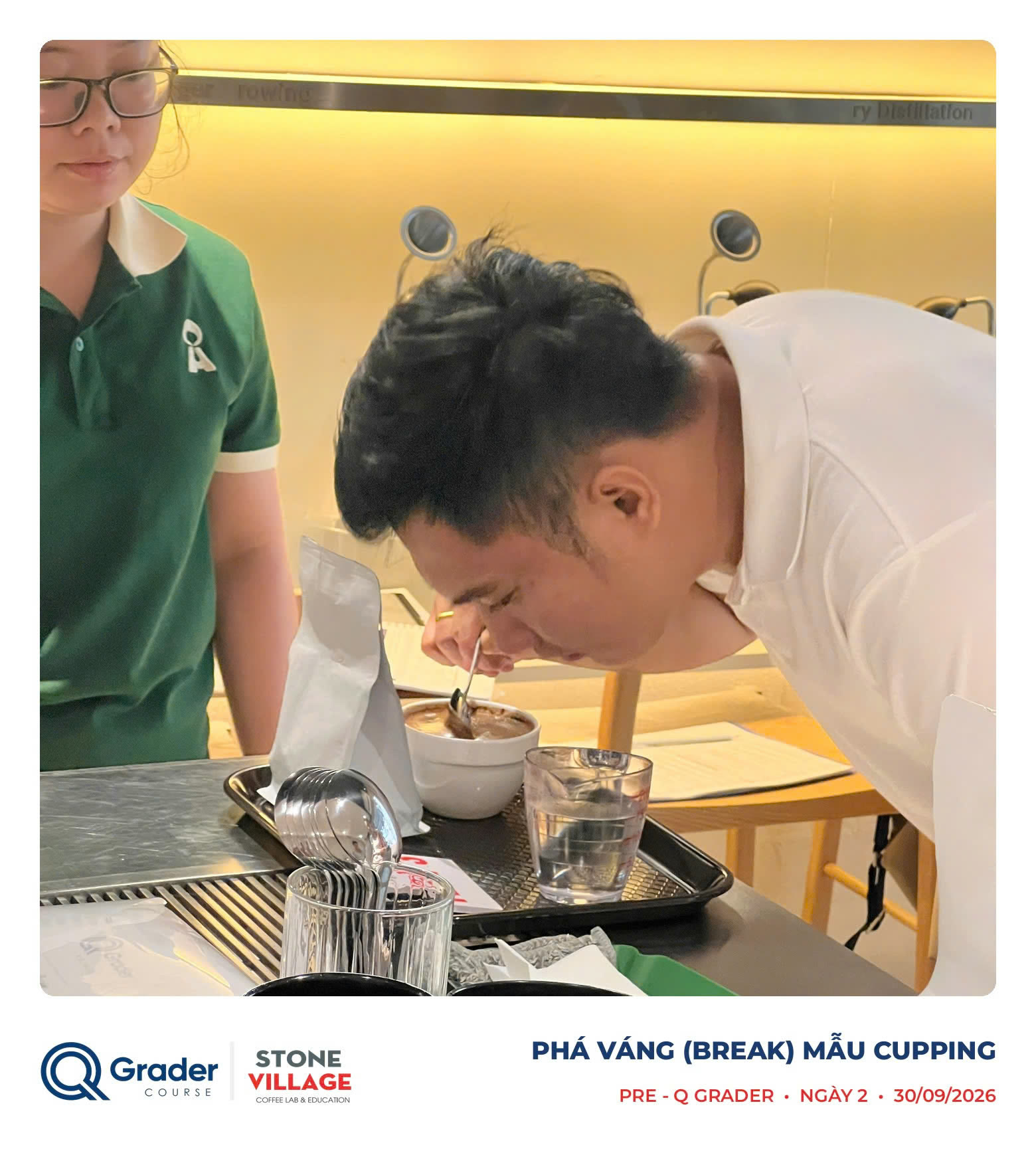 Học viên phá váng (break) chén mẫu cupping bằng thìa