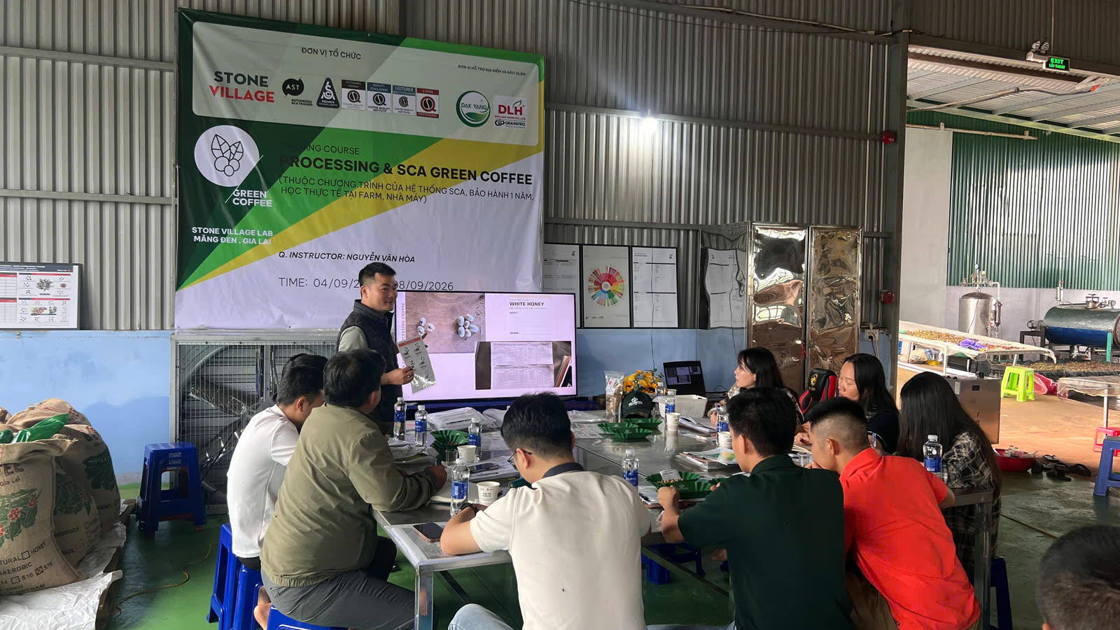 Phòng học đặt trong nhà máy, phông khóa Processing và SCA Green Coffee