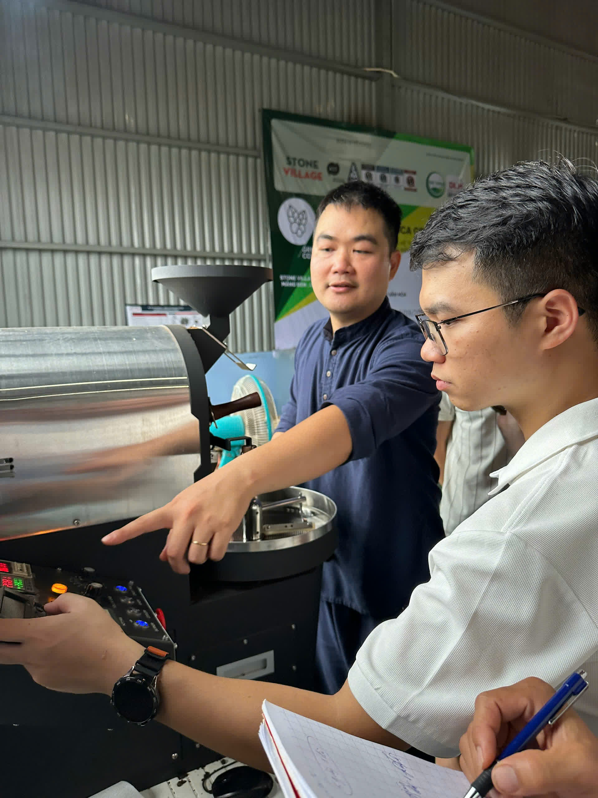 Rang mẫu cà phê bằng máy rang mẫu trong lớp chế biến