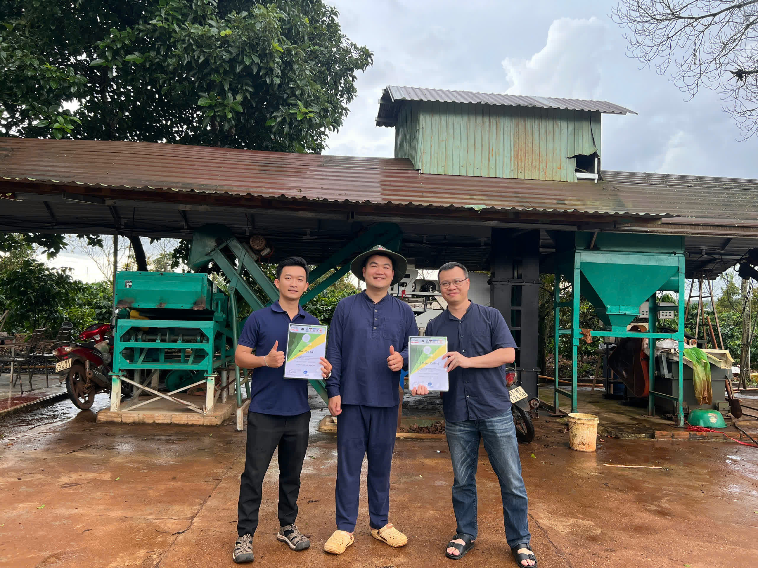 Học viên khóa SCA Green Bean và Chế biến cà phê tại Stone Village Lab - chụp ảnh lưu niệm